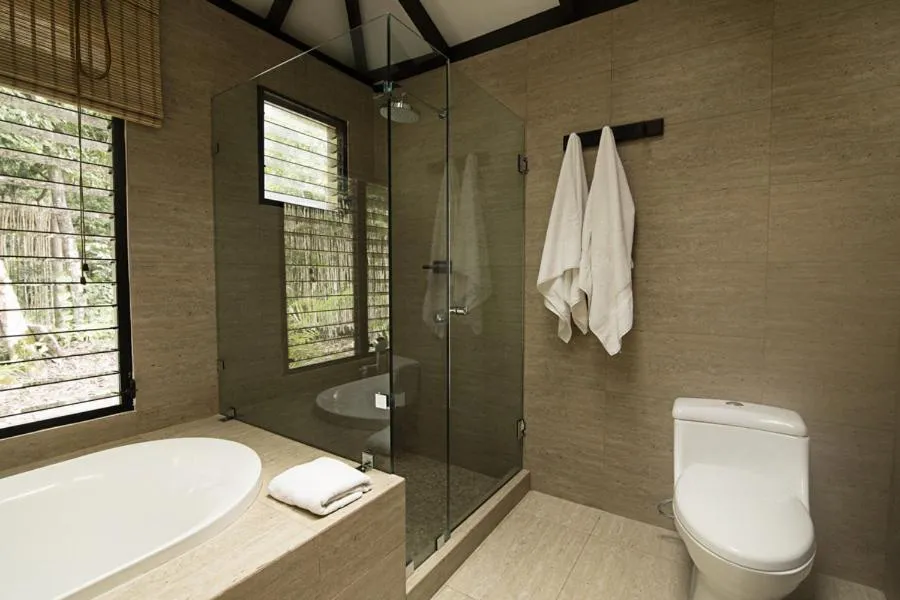 Bathroom in Hotel Jungle Lodge Tikal