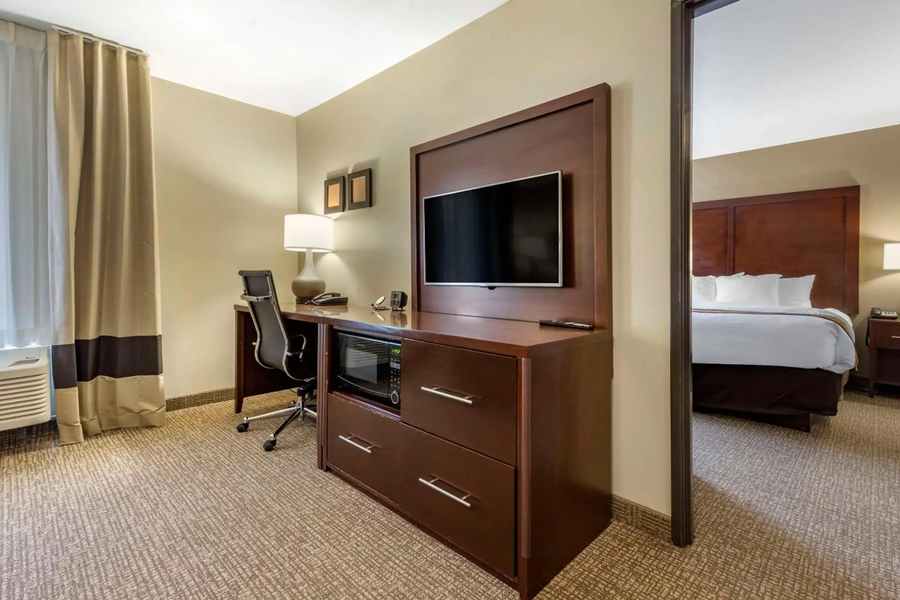 Bedroom, Bed in Comfort Suites Bridgeport - Clarksburg Bedroom, Bed in Comfort Suites Bridgeport - Clarksburg