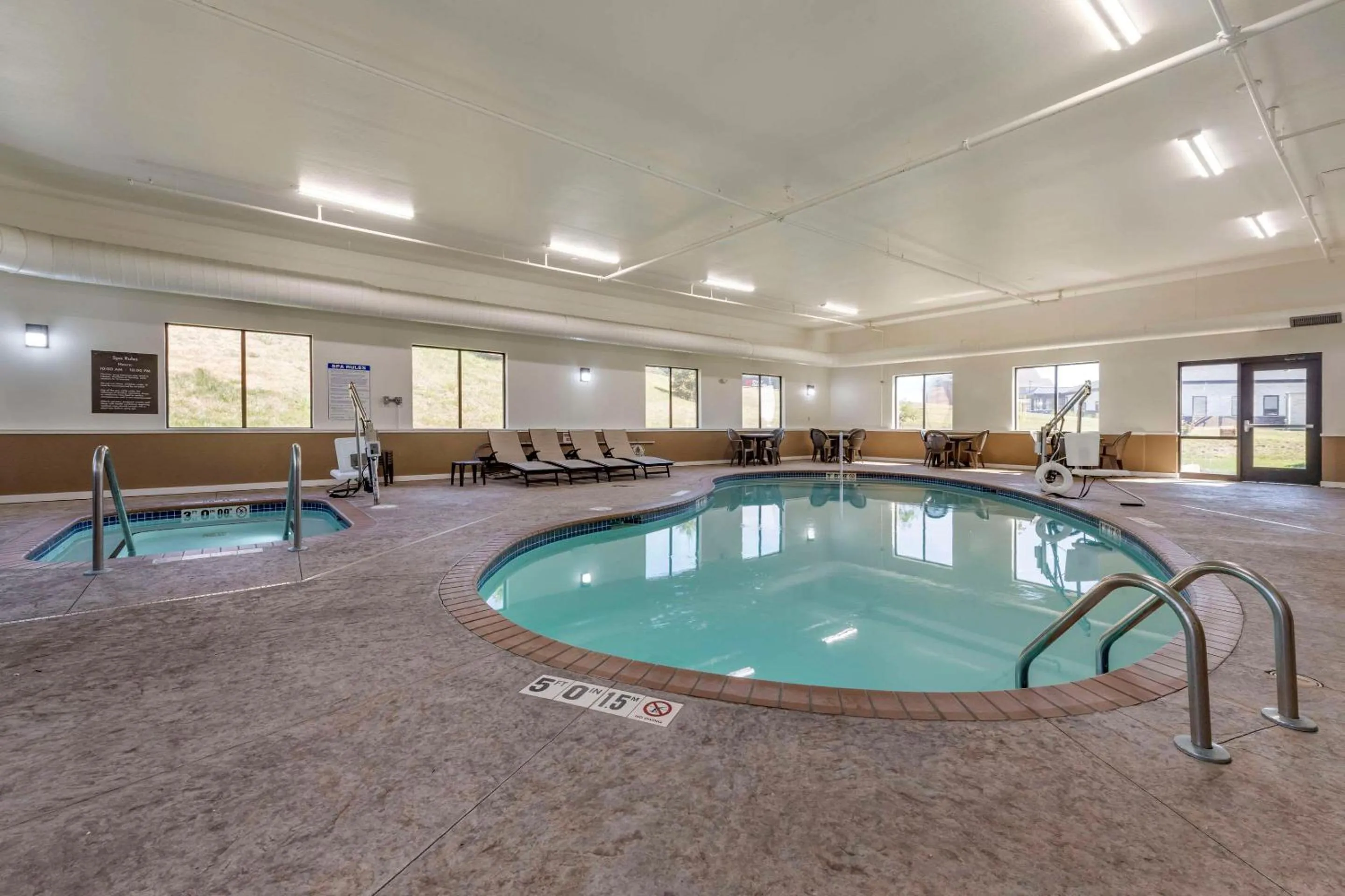 Swimming pool in Comfort Suites Bridgeport - Clarksburg