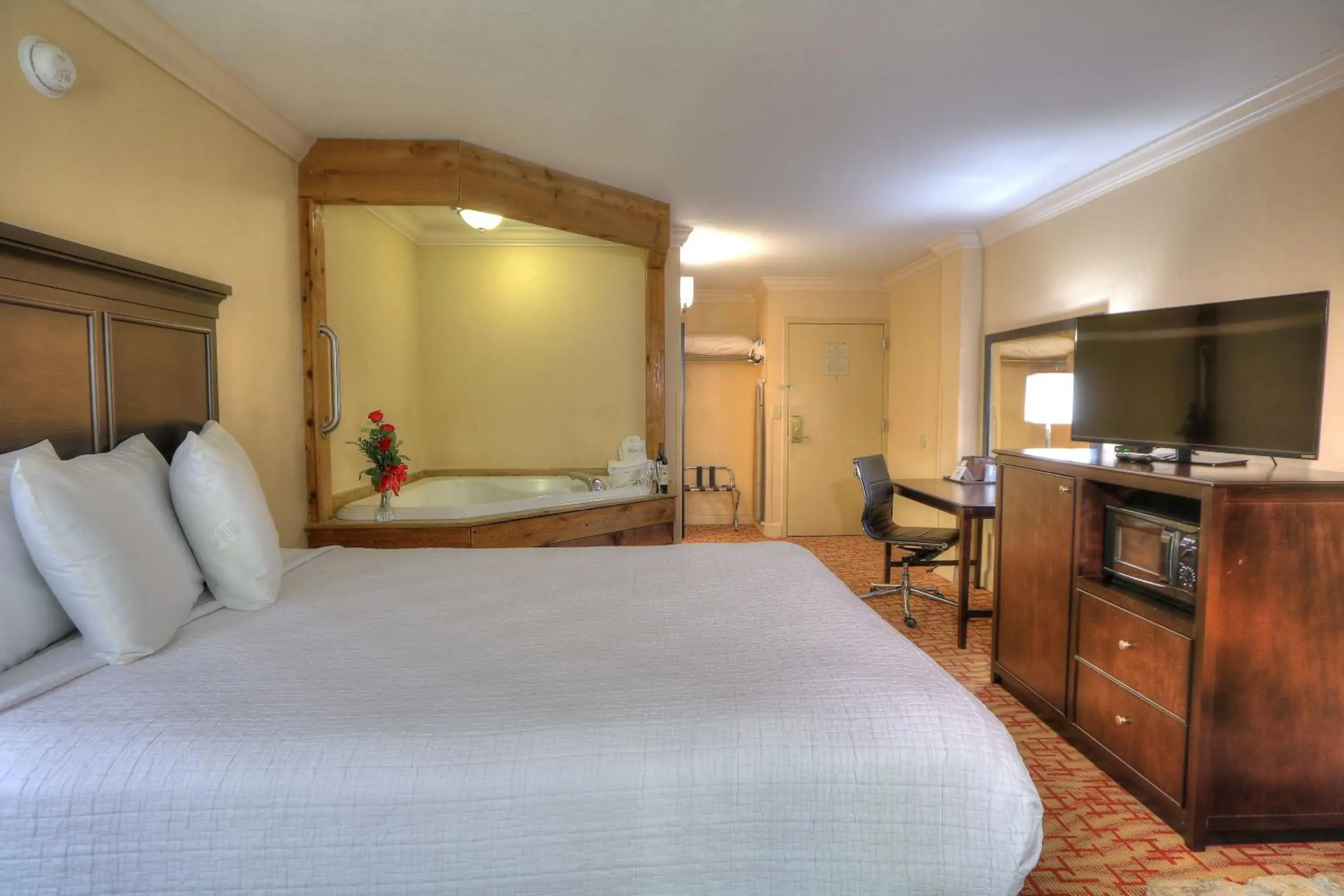 Photo of the whole room, Bed in Edgewater Hotel and Conference Center Photo of the whole room, Bed in Edgewater Hotel and Conference Center