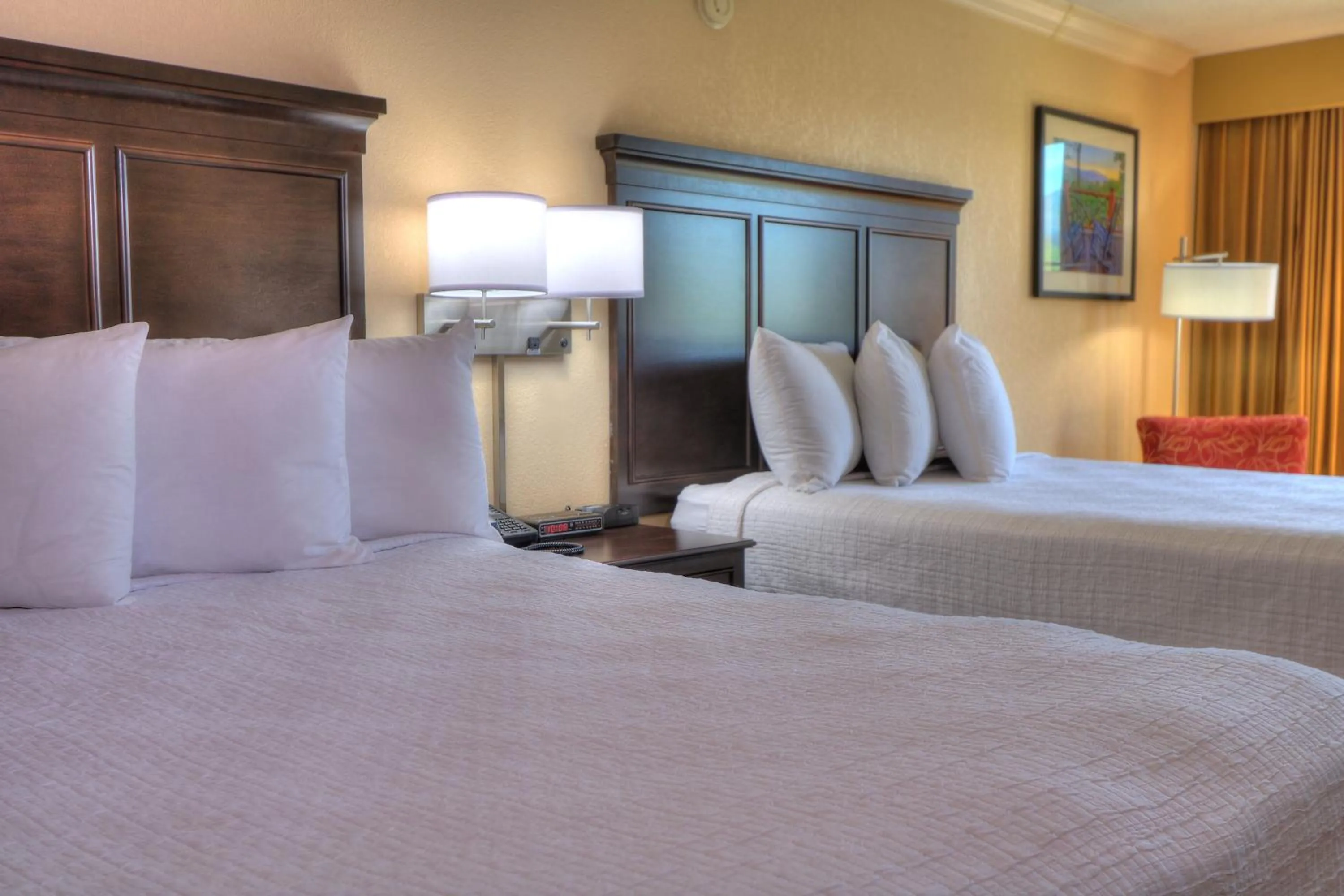 Bedroom, Bed in Edgewater Hotel and Conference Center