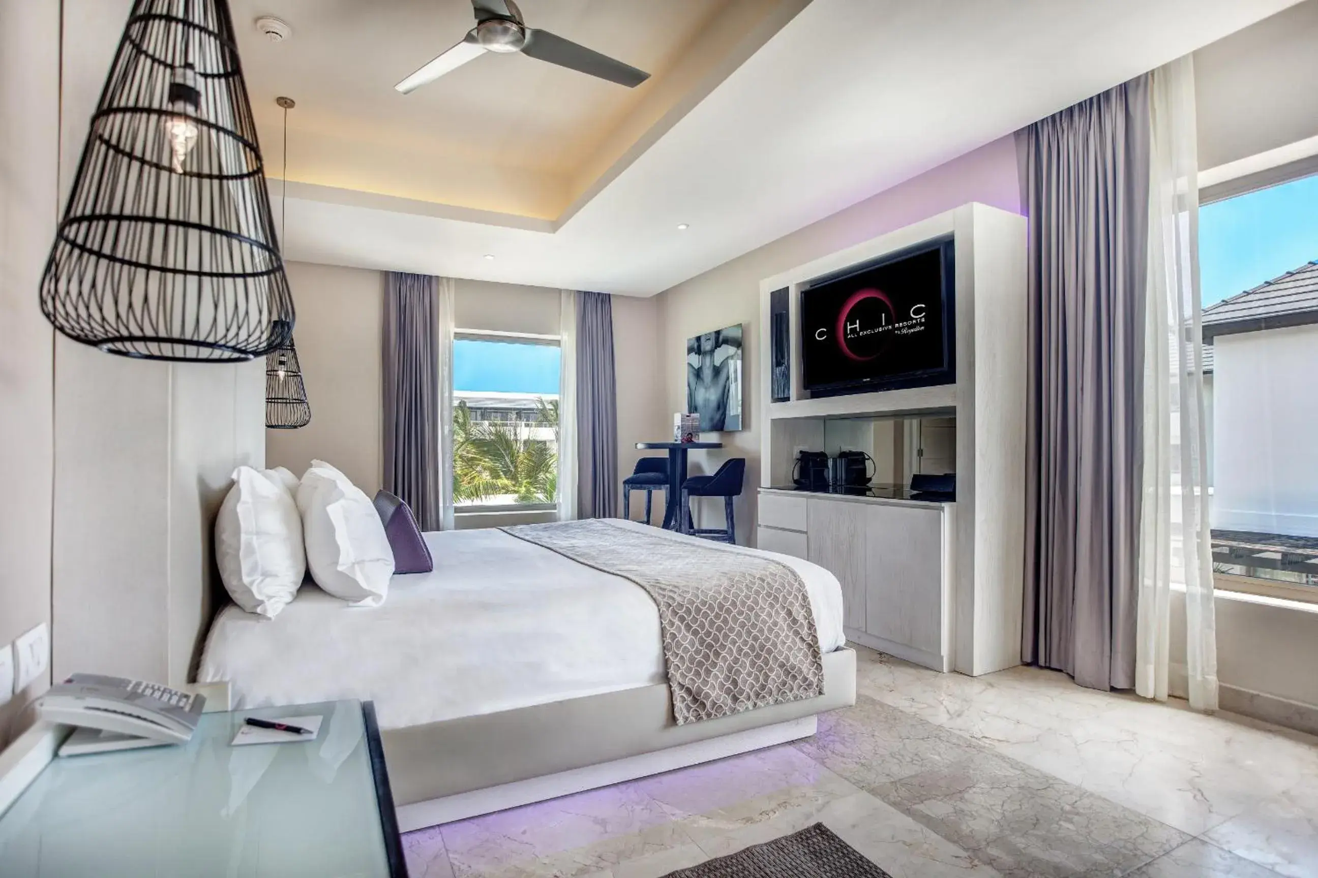 TV and multimedia, Bed in Royalton CHIC Punta Cana, An Autograph Collection All-Inclusive Resort & Casino, Adults Only TV and multimedia, Bed in Royalton CHIC Punta Cana, An Autograph Collection All-Inclusive Resort & Casino, Adults Only