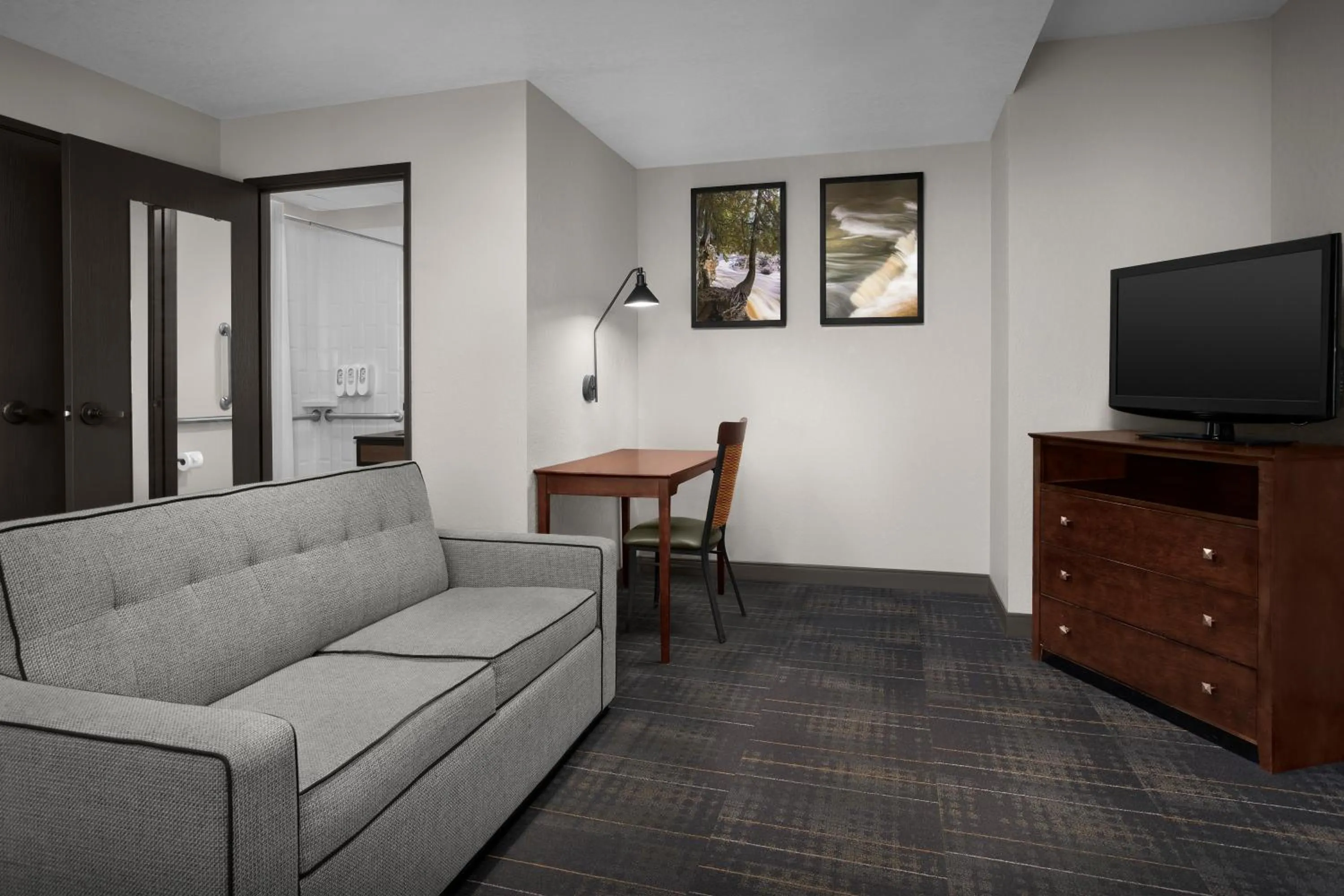 TV and multimedia in The Suites Hotel at Waterfront Plaza