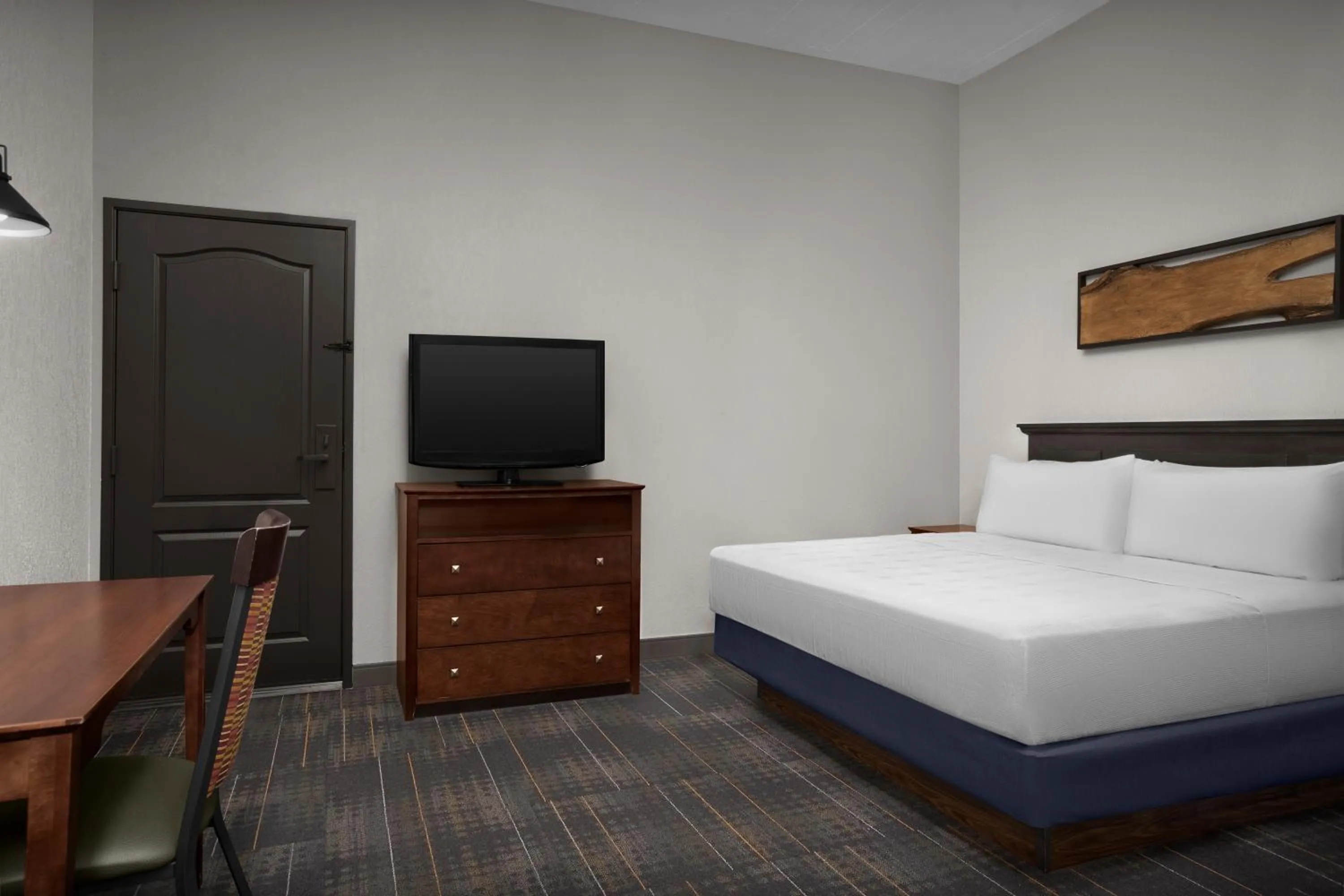 TV and multimedia, Bed in The Suites Hotel at Waterfront Plaza