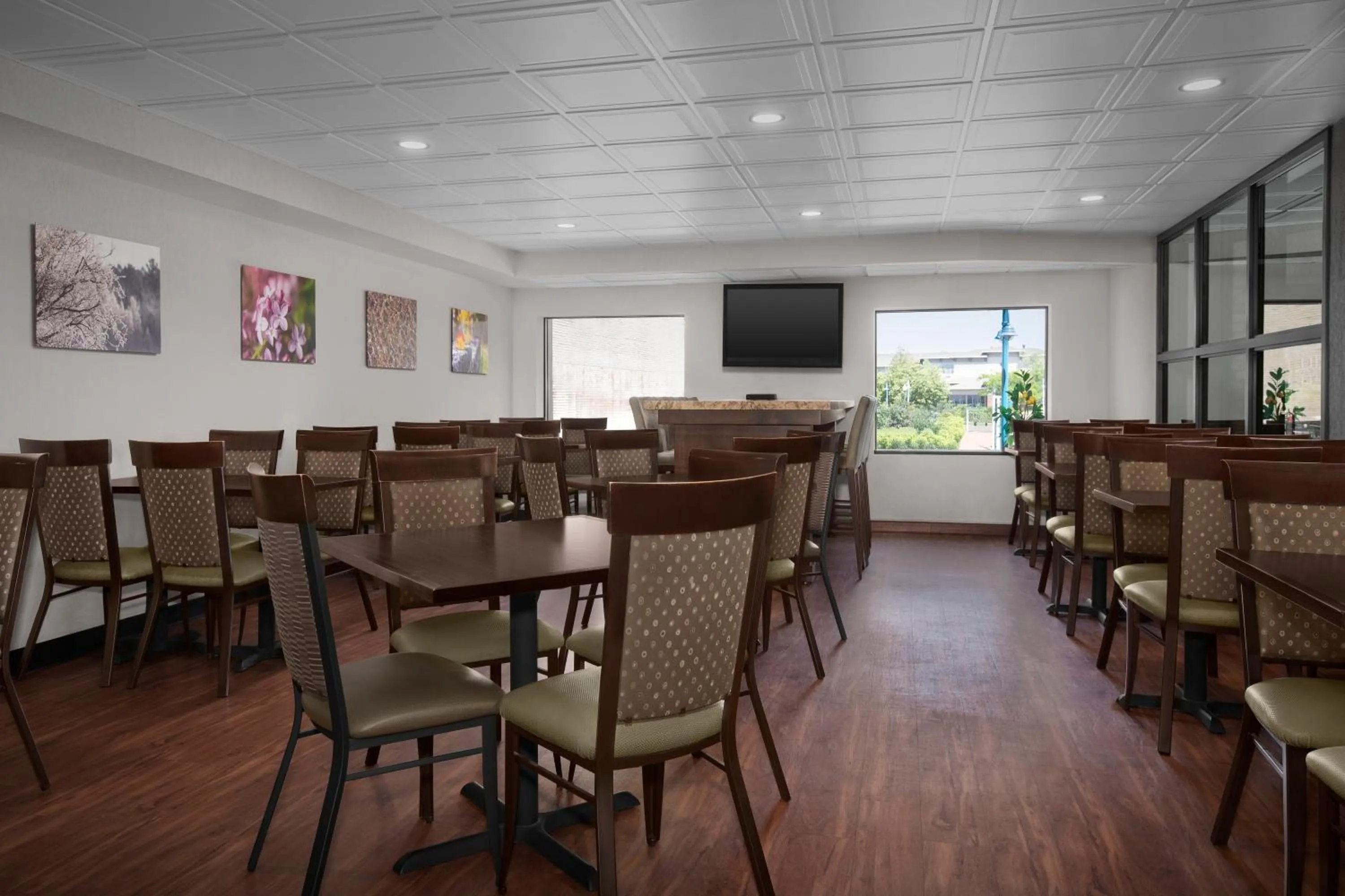 Restaurant/places to eat in The Suites Hotel at Waterfront Plaza