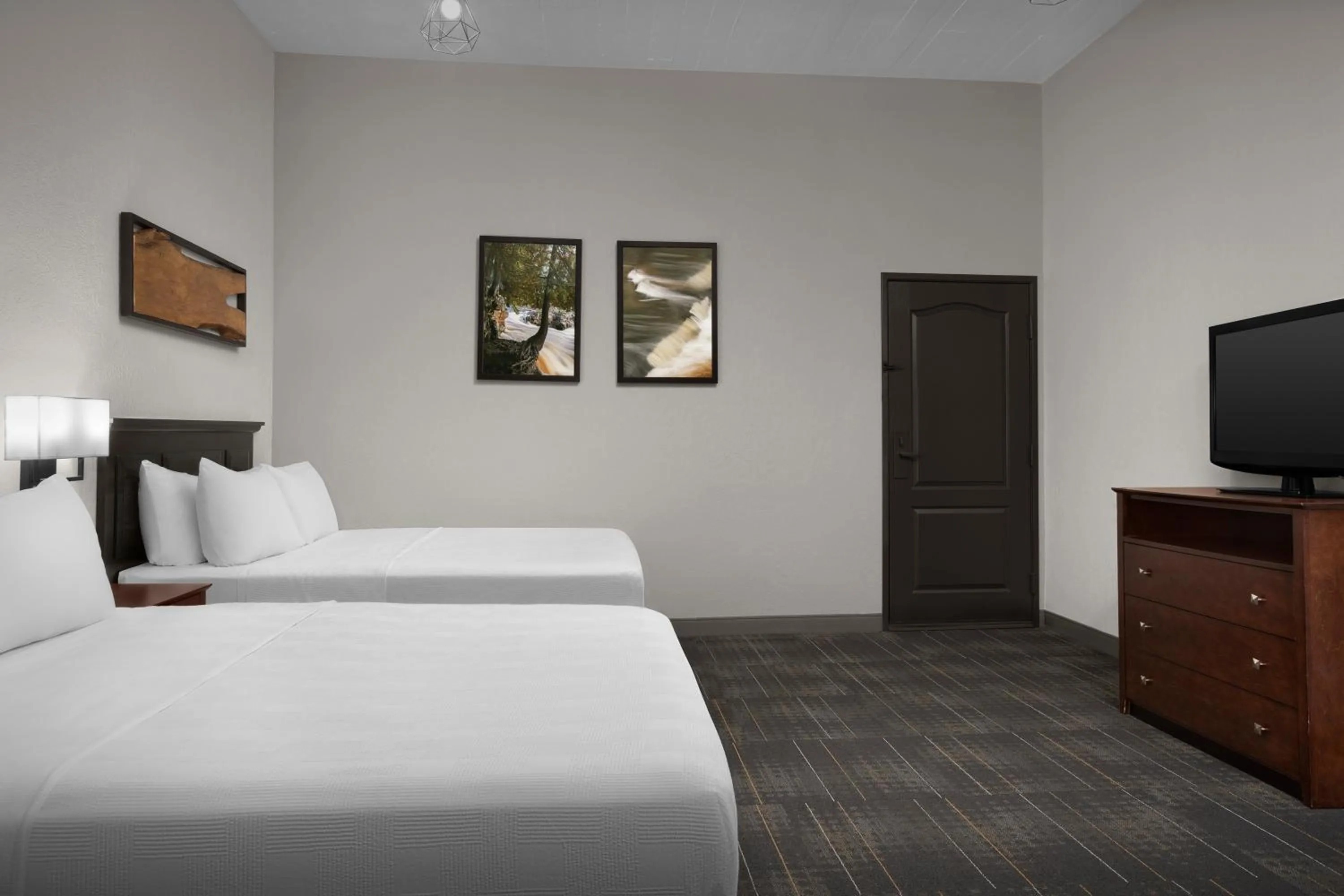 TV and multimedia, Bed in The Suites Hotel at Waterfront Plaza