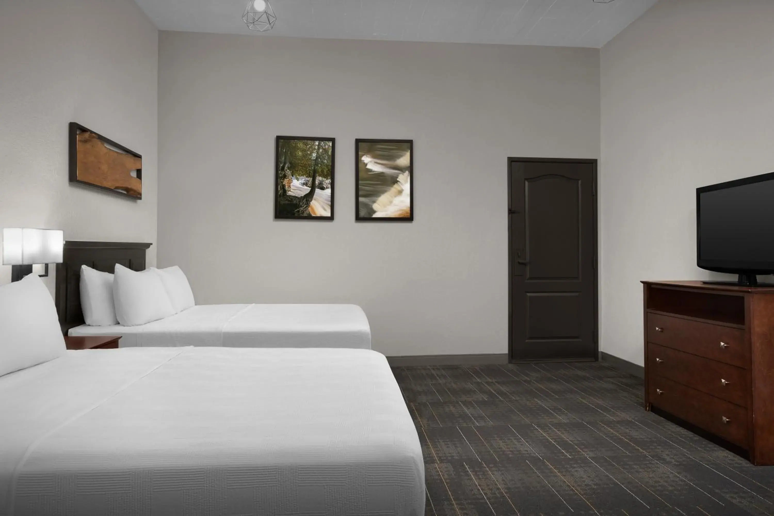 TV and multimedia, Bed in The Suites Hotel at Waterfront Plaza TV and multimedia, Bed in The Suites Hotel at Waterfront Plaza