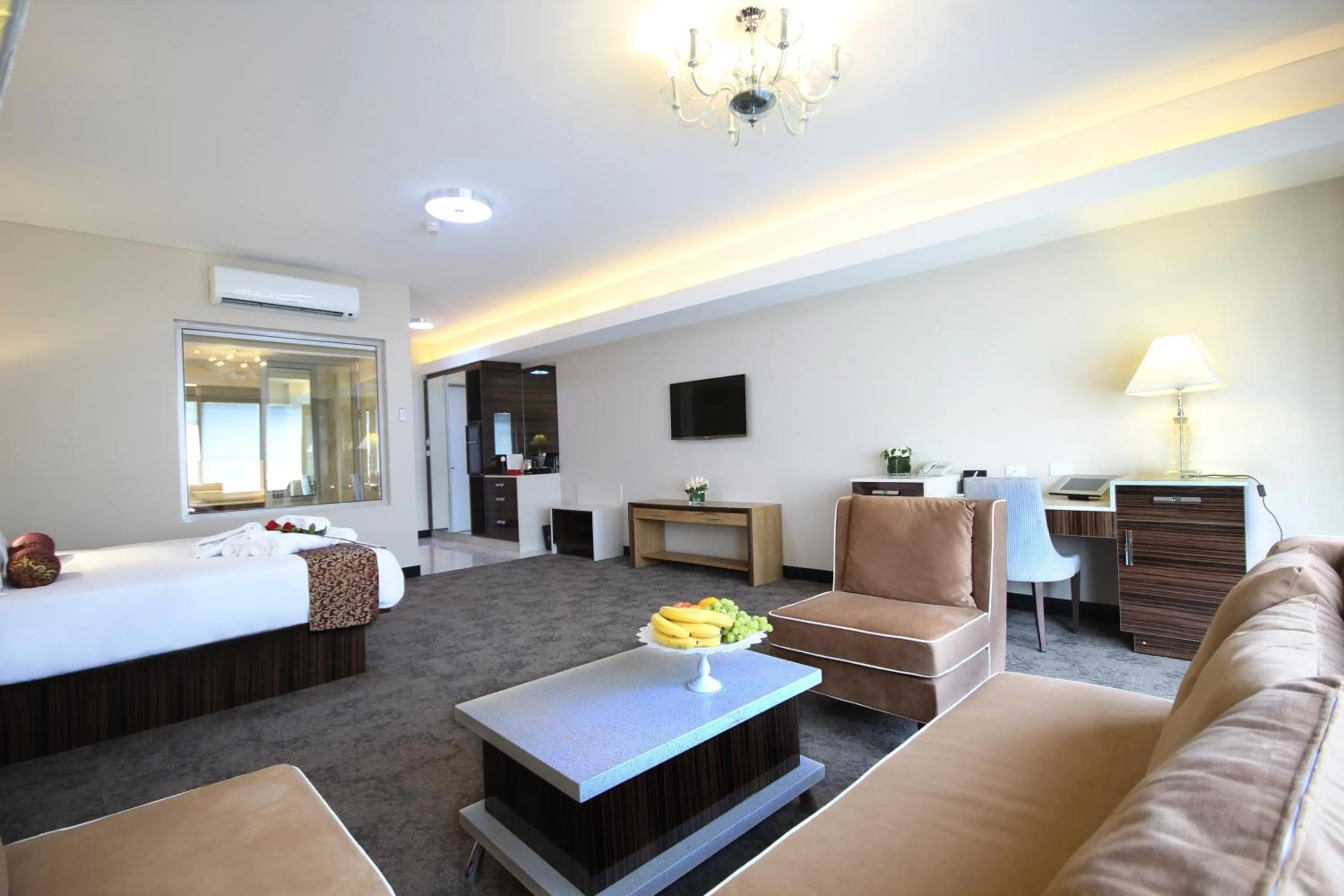 Photo of the whole room, Bed in Swan River Hotel