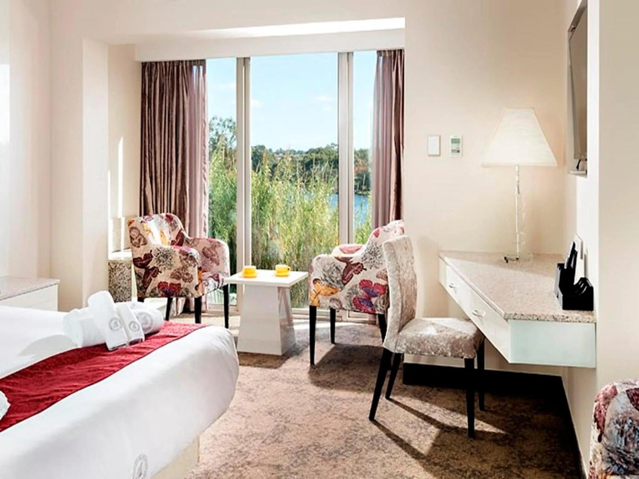 Seating area, Bed in Swan River Hotel