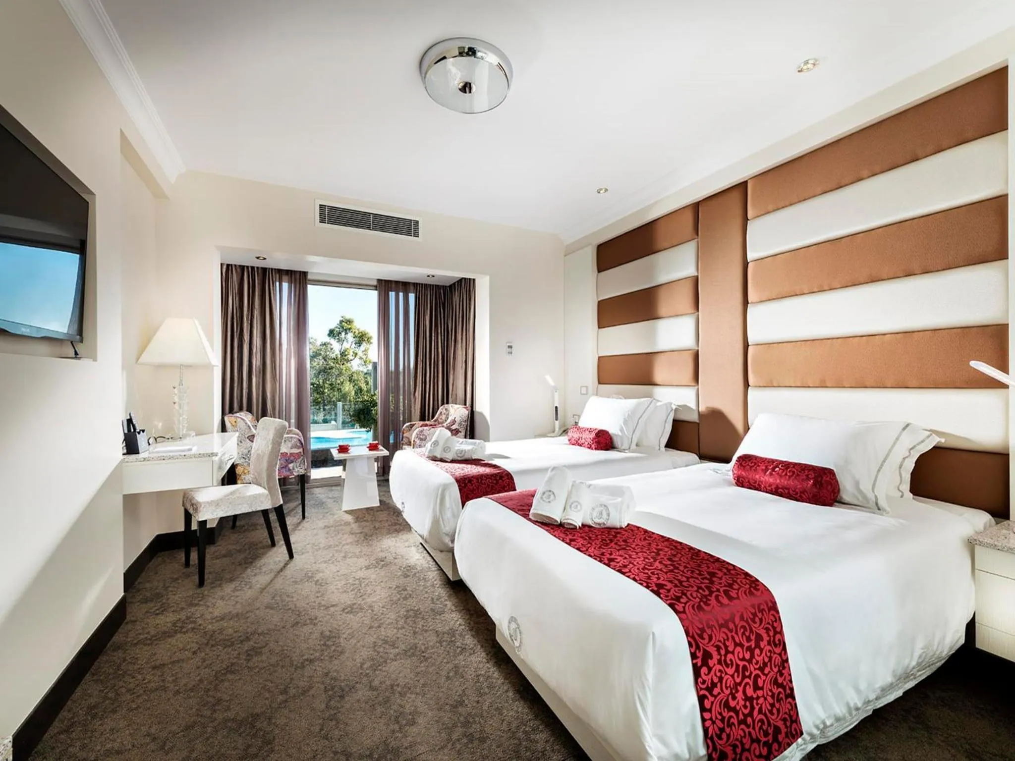 Photo of the whole room, Bed in Swan River Hotel