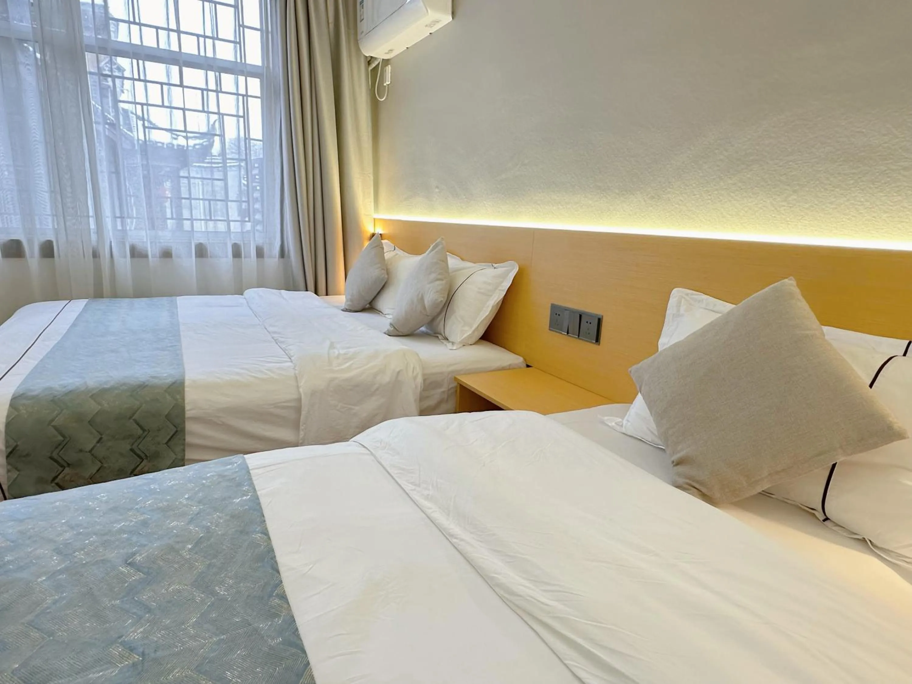 Photo of the whole room, Bed in Hemu House