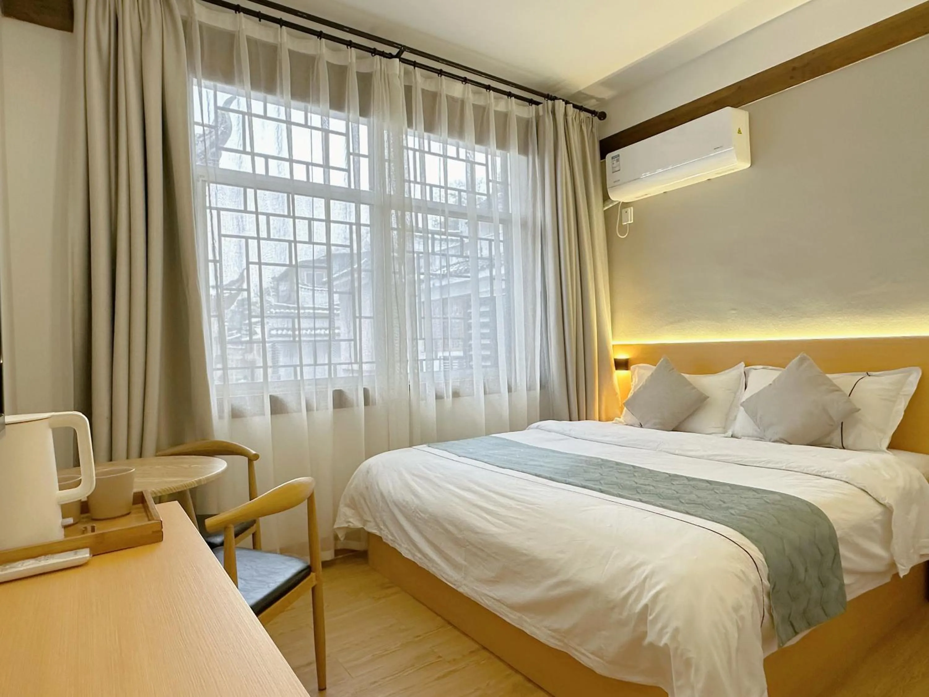 Photo of the whole room, Bed in Hemu House