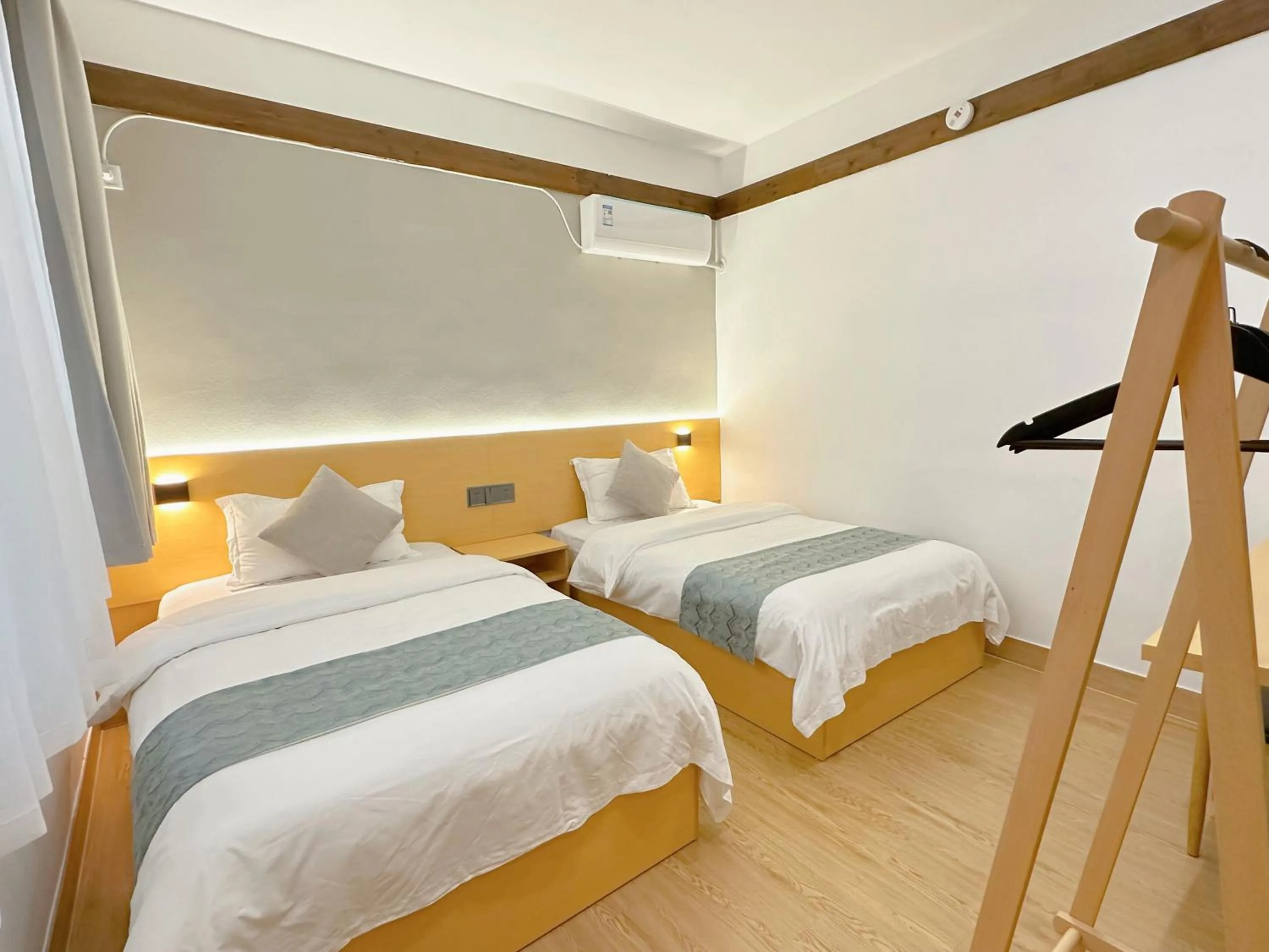 Photo of the whole room, Bed in Hemu House