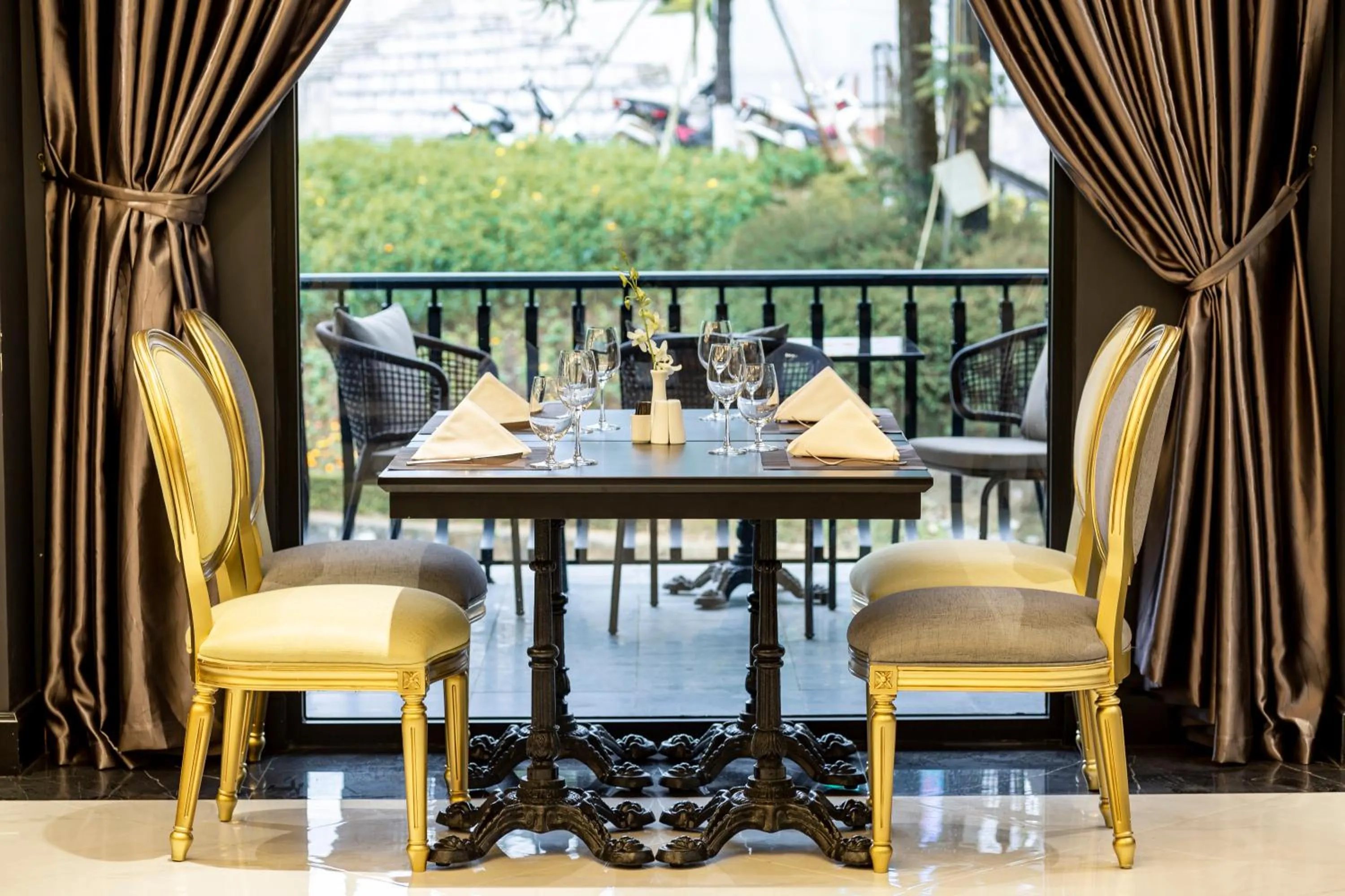 Dining area in Hotel Sapa Square Affiliated by Melia