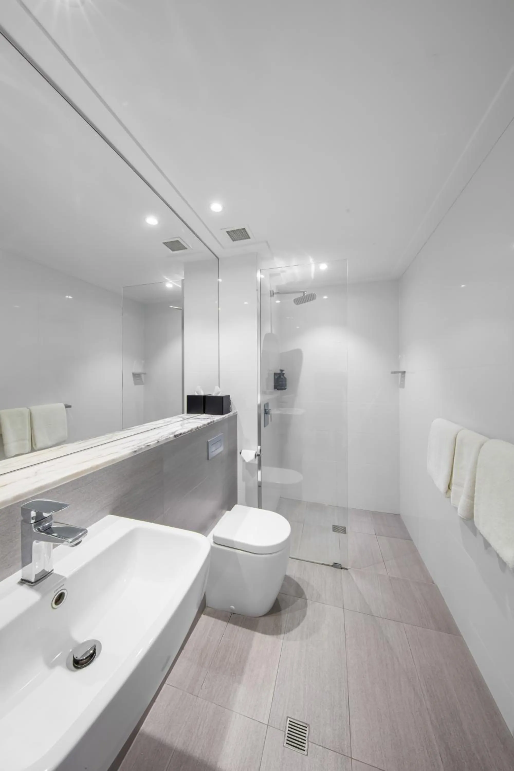 Shower in Ocean Centre Hotel