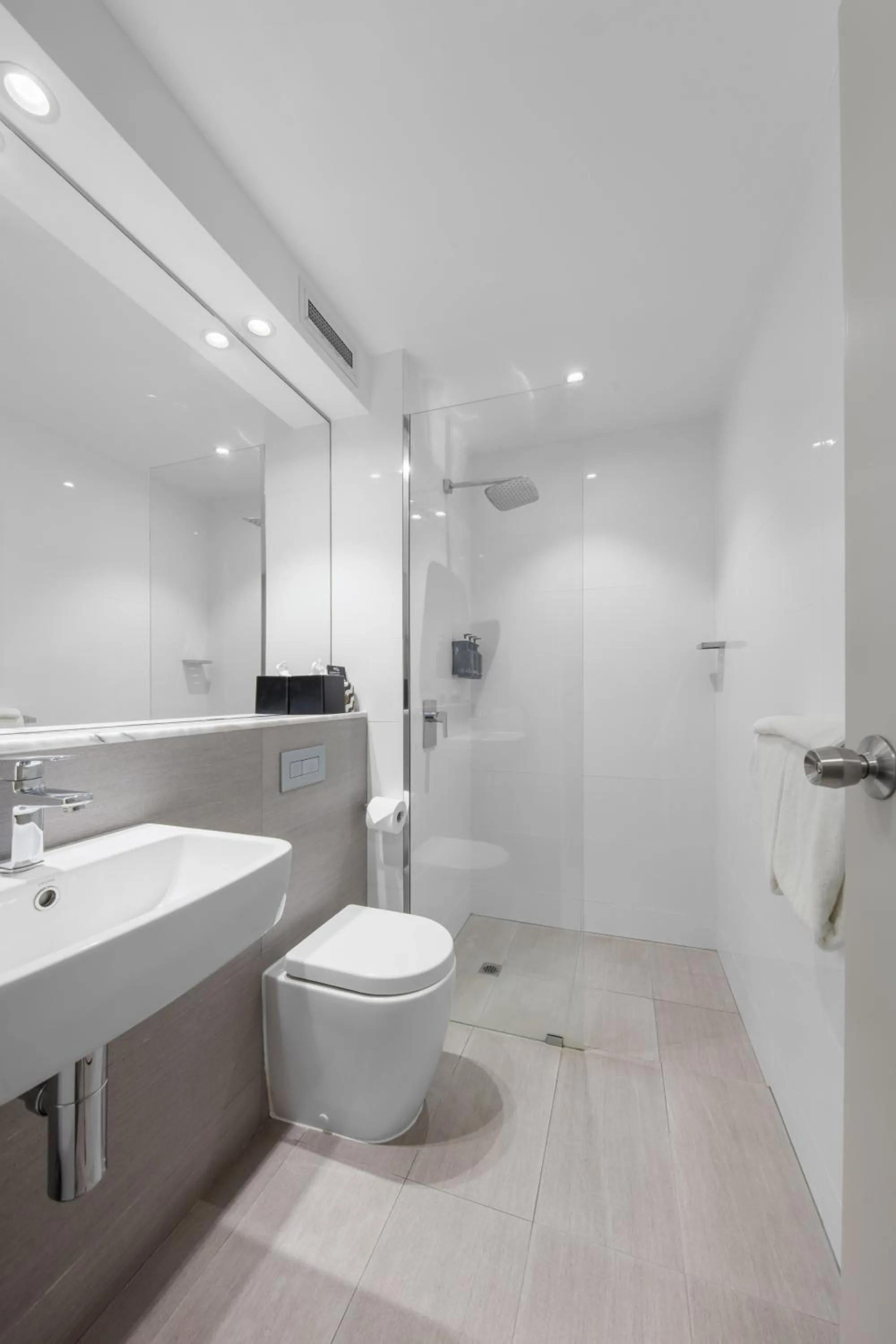 Shower in Ocean Centre Hotel