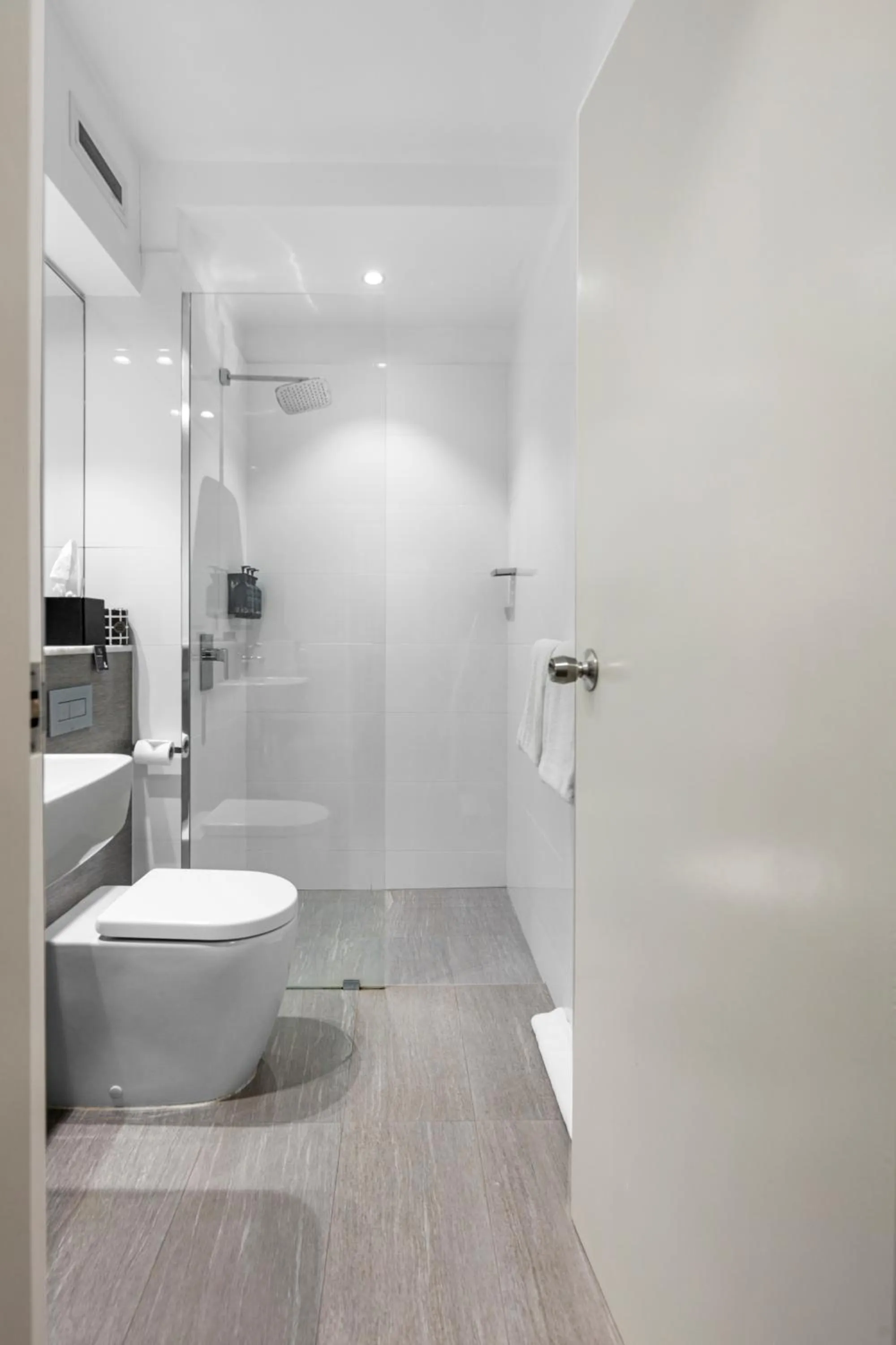 Shower in Ocean Centre Hotel