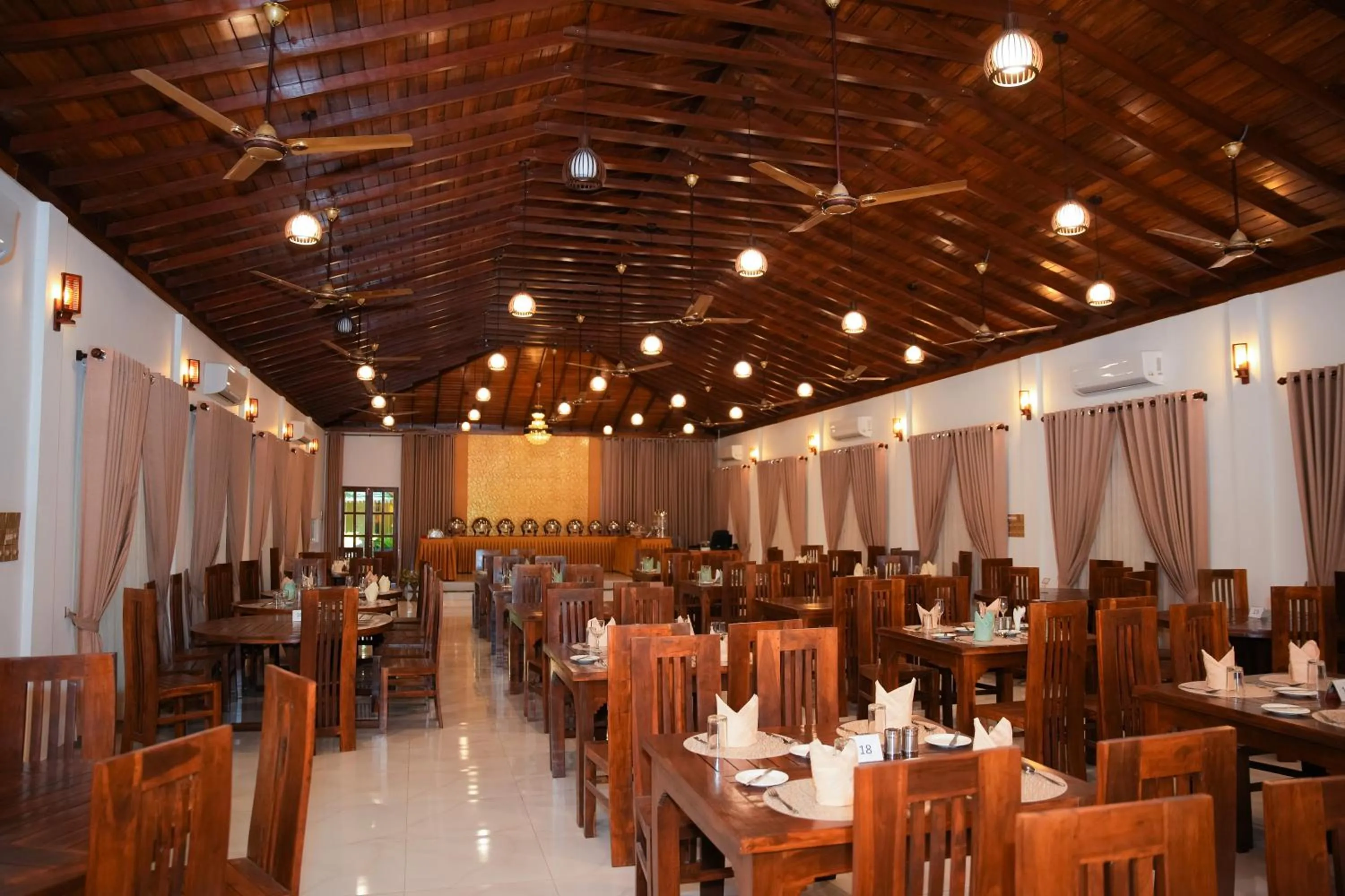 Restaurant/places to eat in JKAB Park Hotel