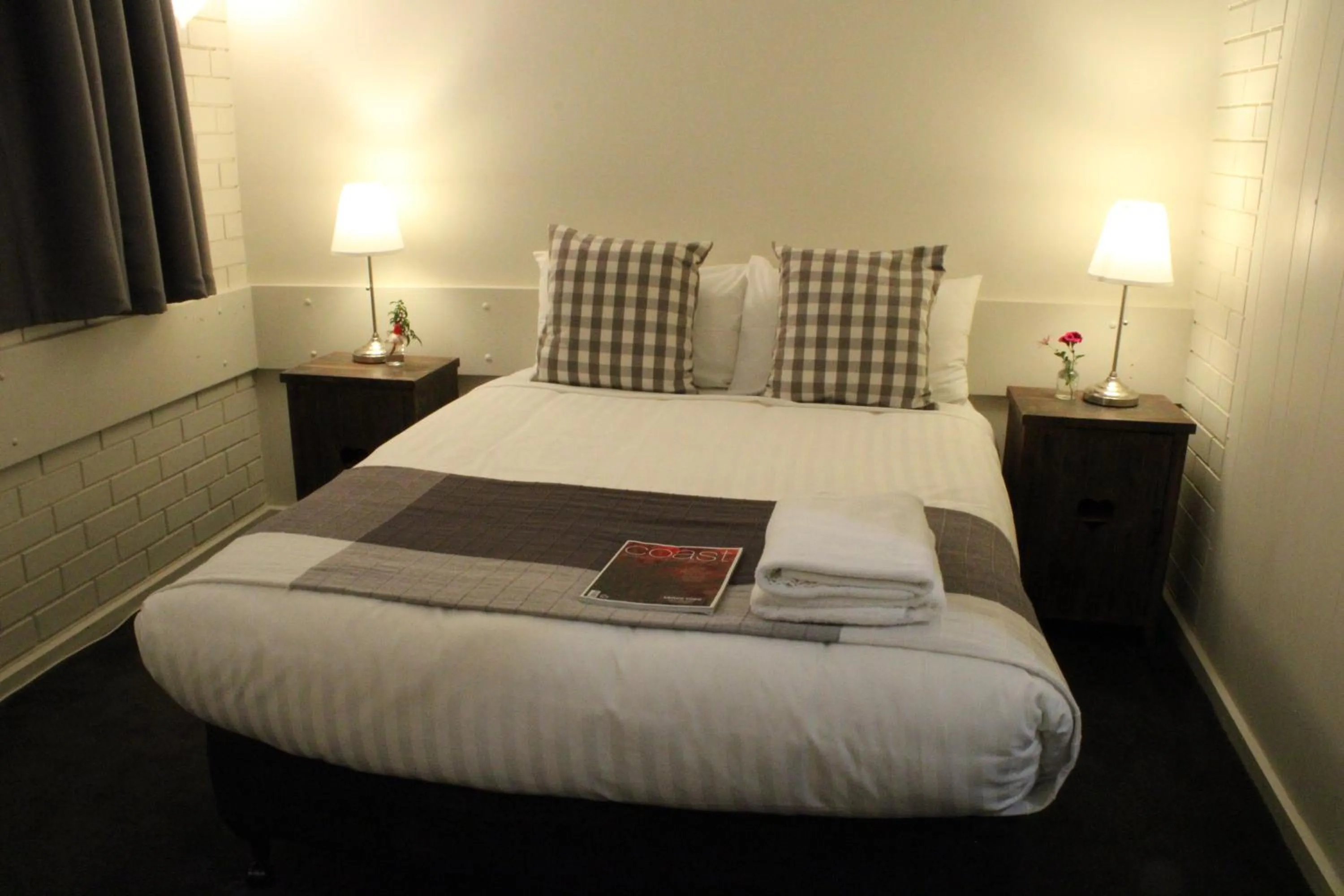 Bedroom, Bed in Prom Country Lodge