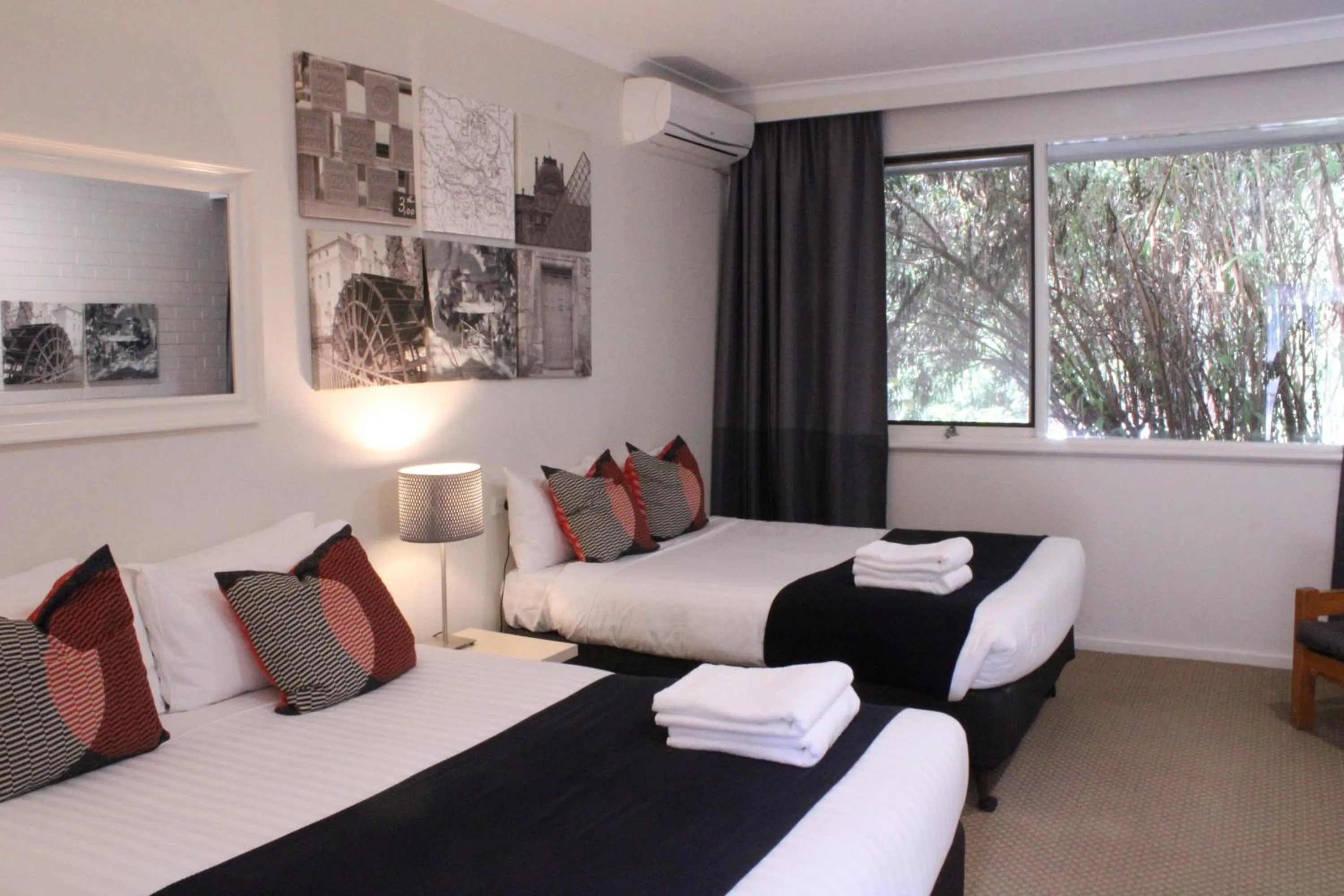 Bedroom, Bed in Prom Country Lodge