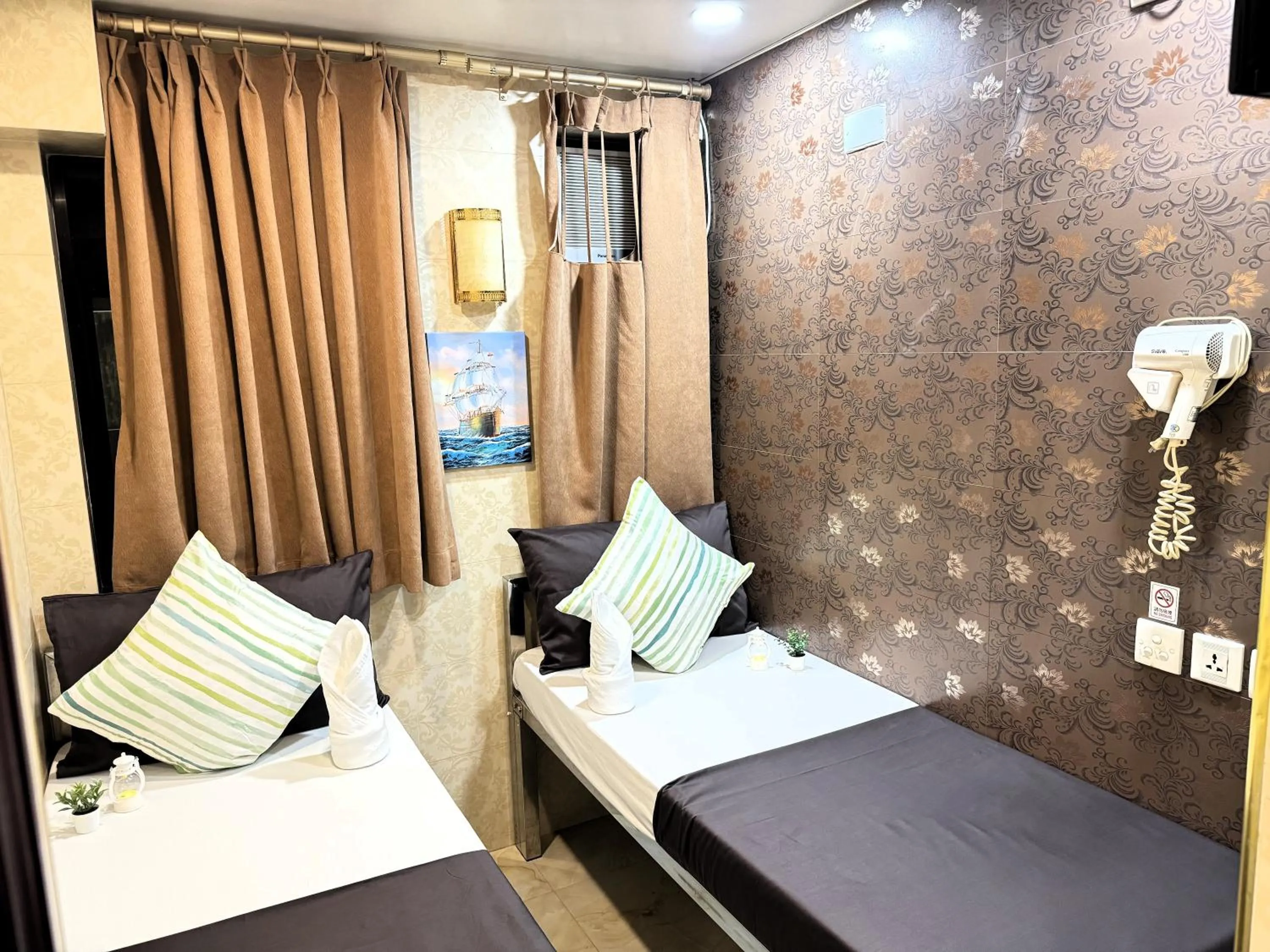 Bedroom, Bed in New International Guest House