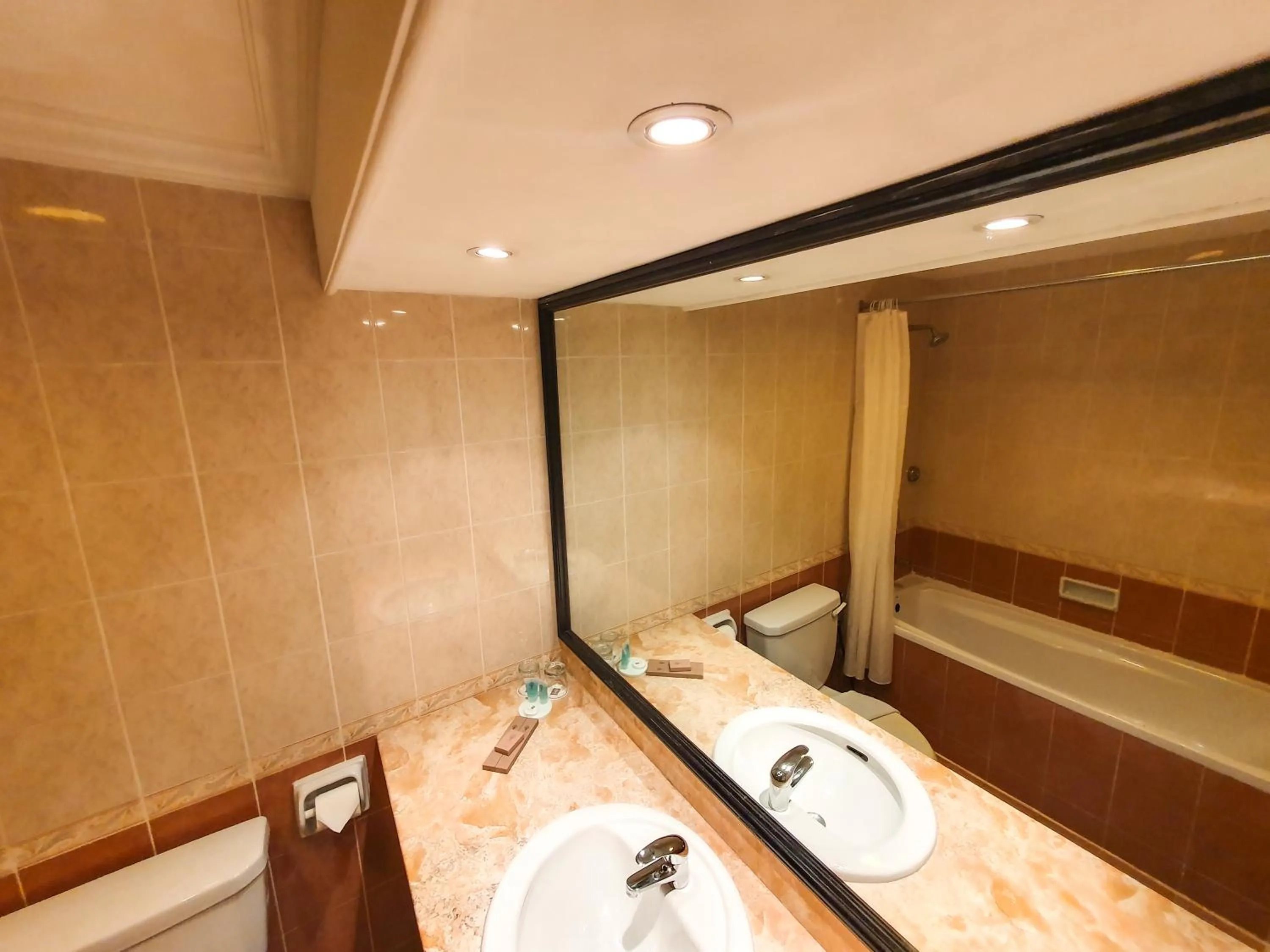 Bathroom, Bed in Parkview Hotel