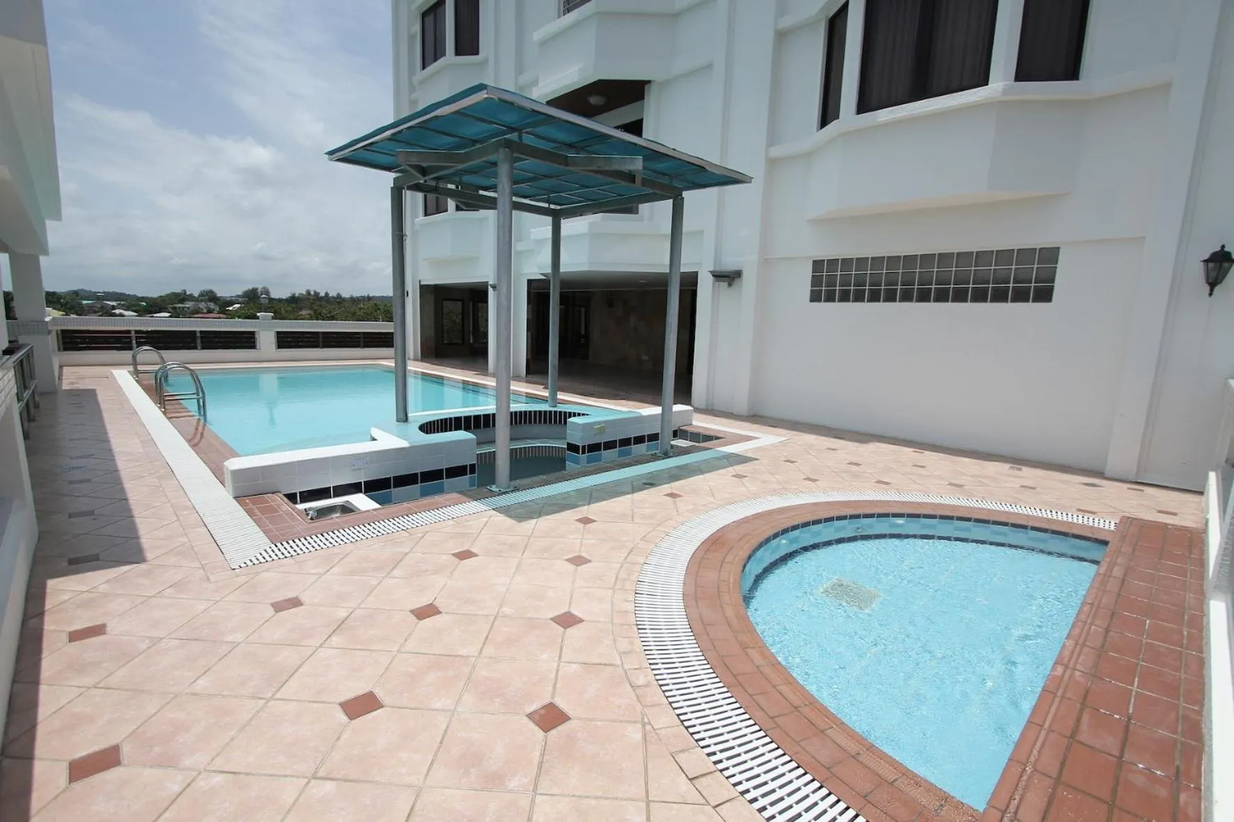 Swimming pool in Parkview Hotel