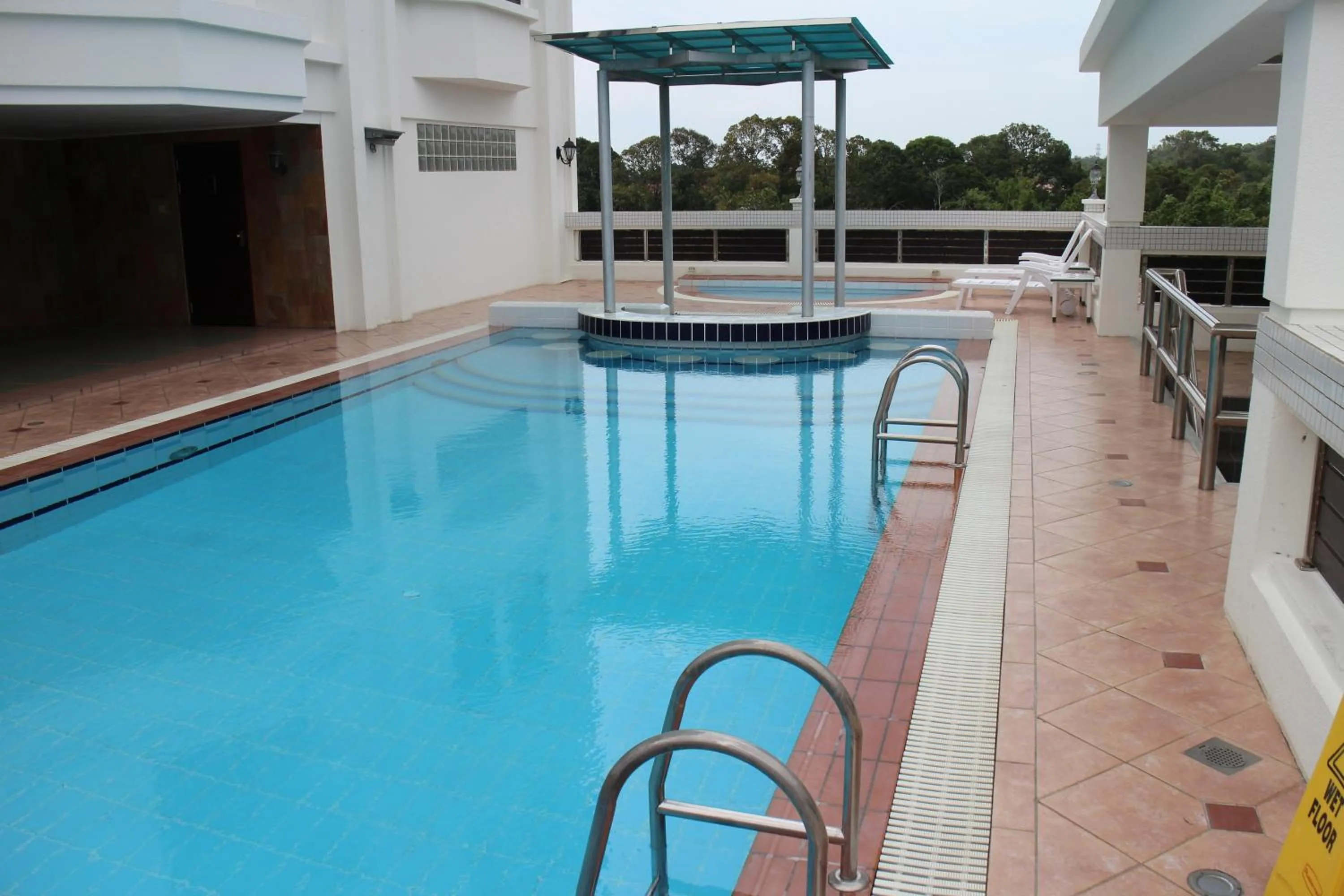 Swimming pool in Parkview Hotel