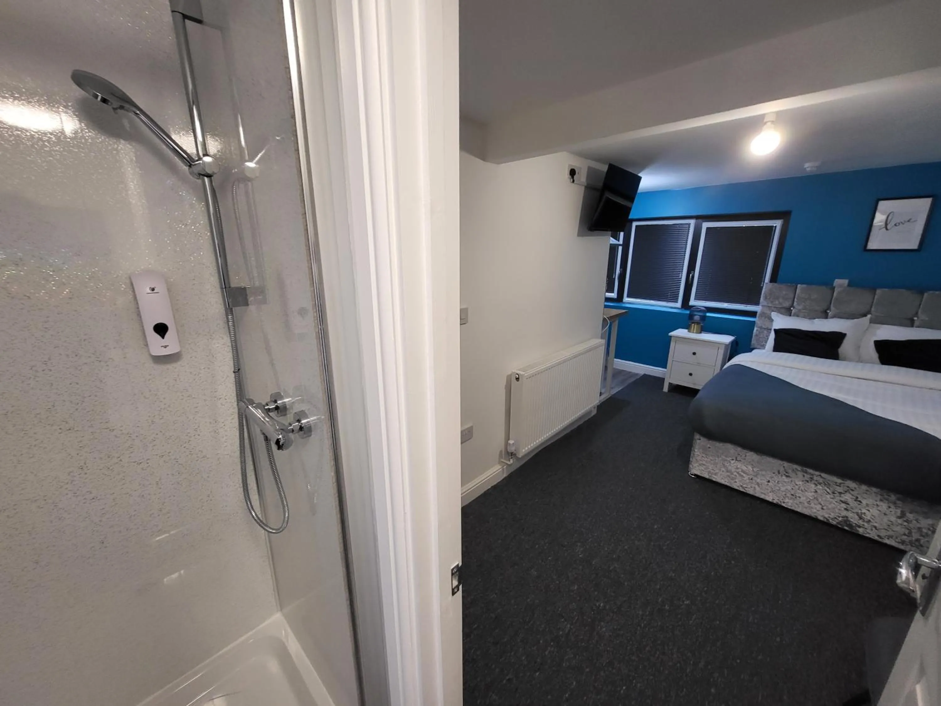 Shower, Bed in Premier Studios Nottingham - Tring Vale