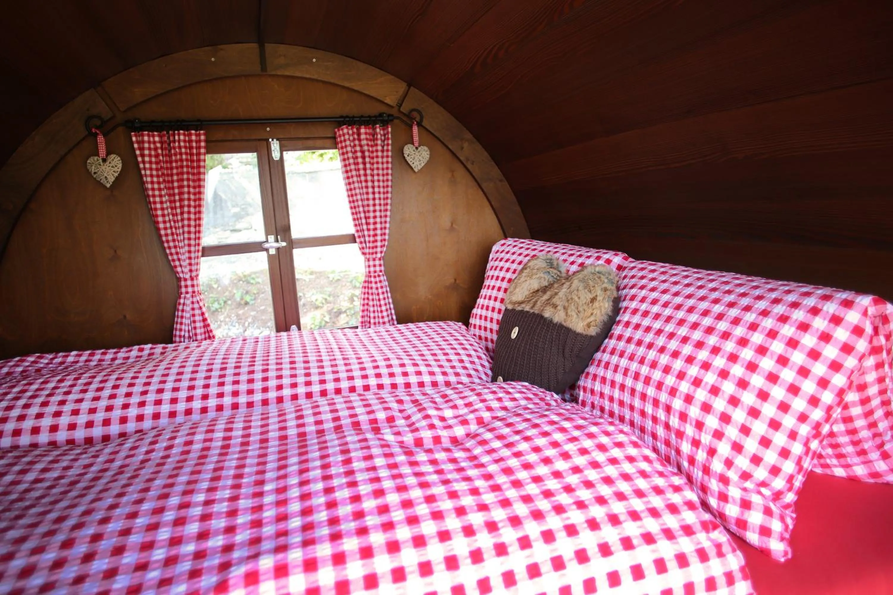 Bed in Schlaf-Fass Maienfeld