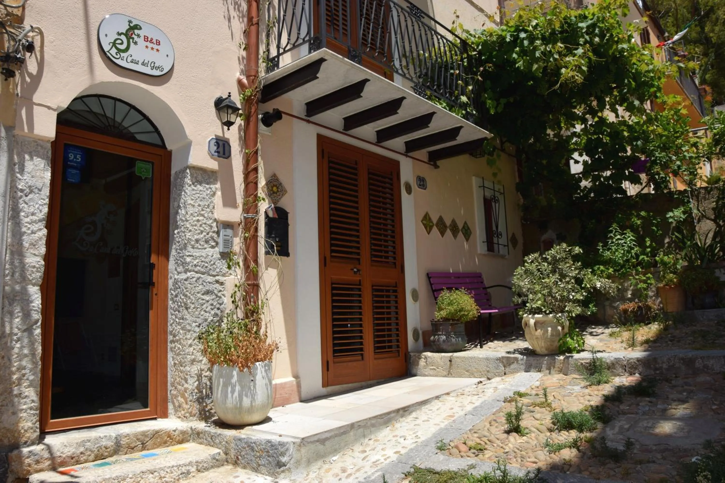 Property building in La Casa del Geko