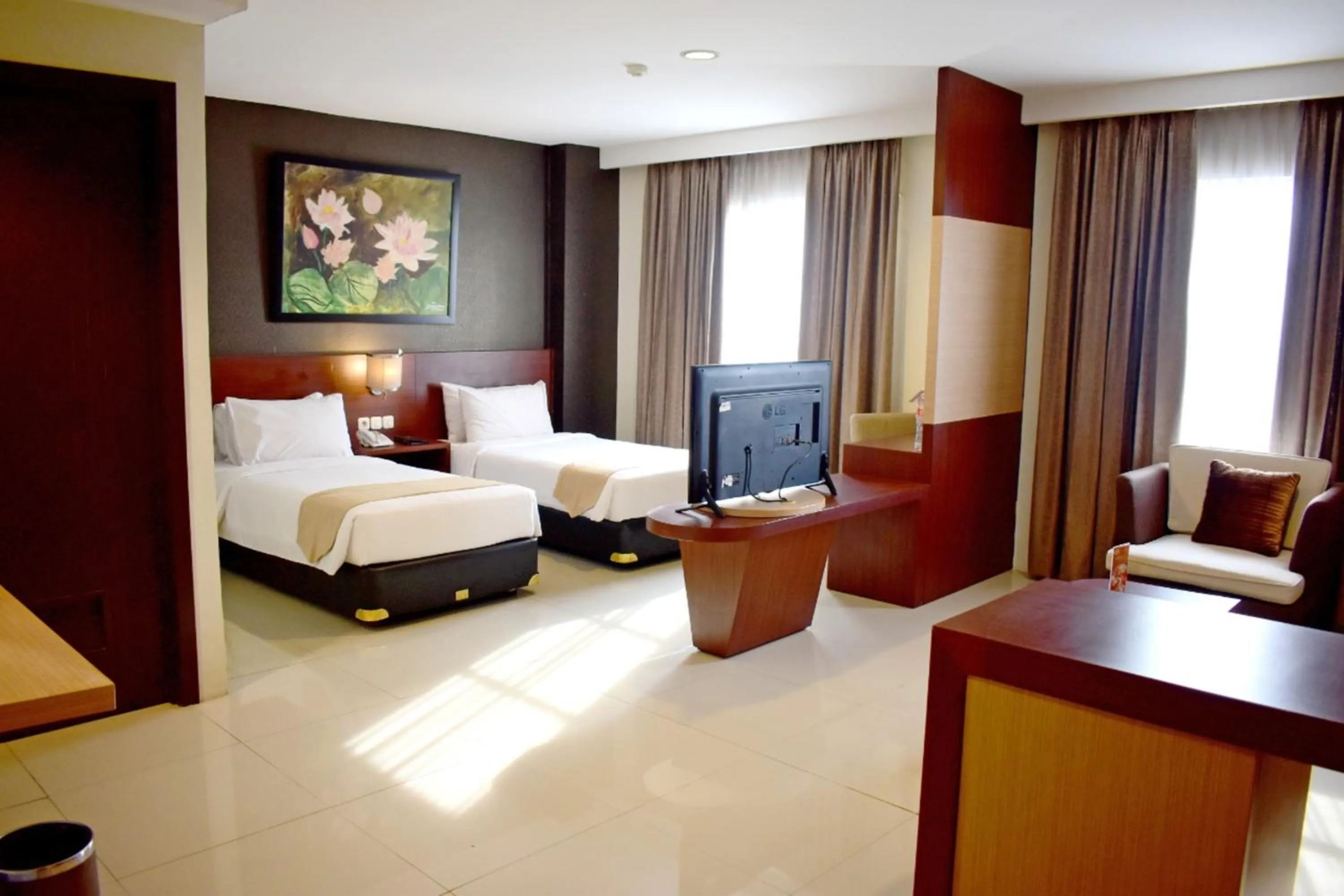 Bed in Noormans Hotel Semarang