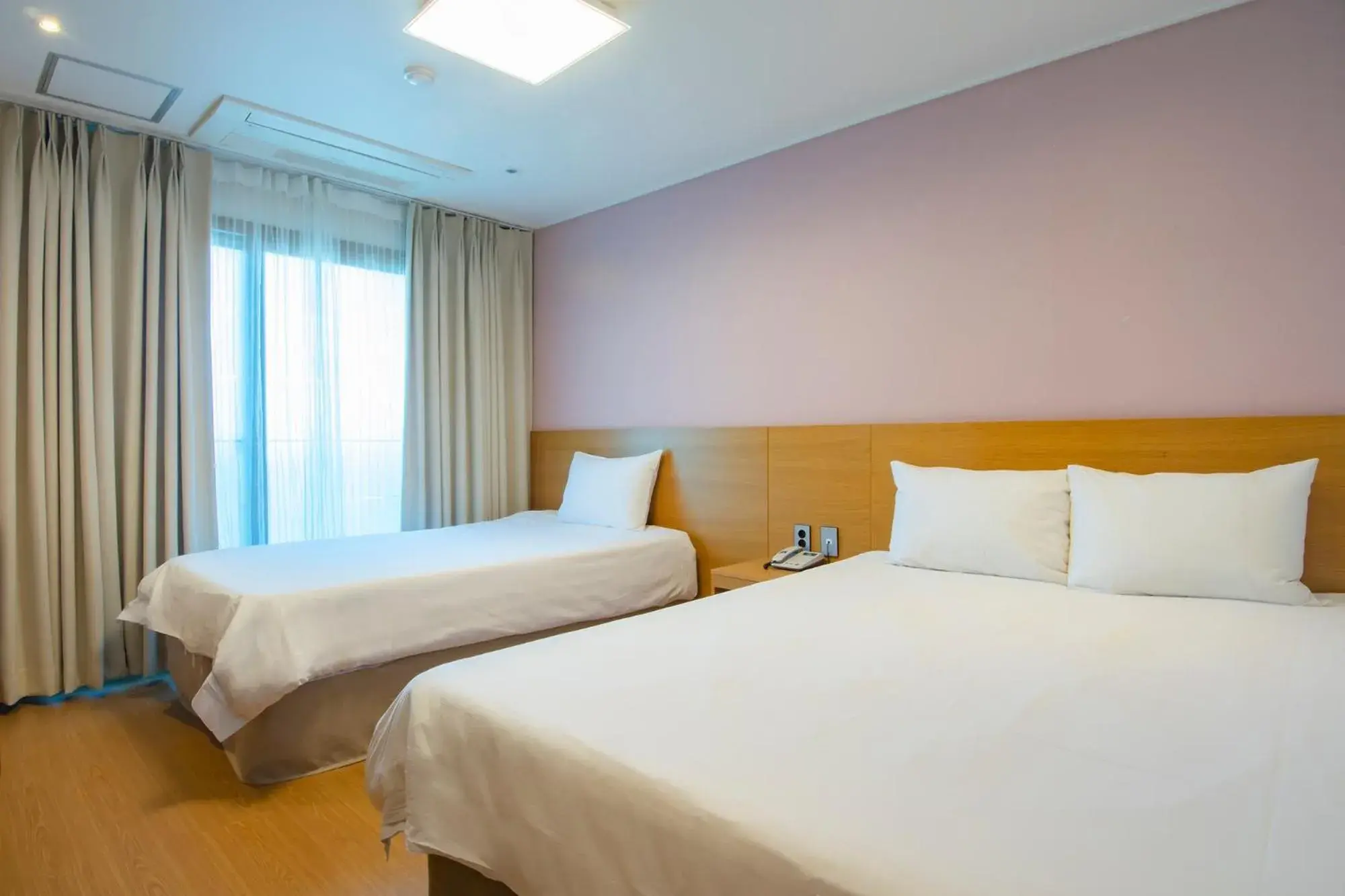 Bed in Sims Hotel Bed in Sims Hotel