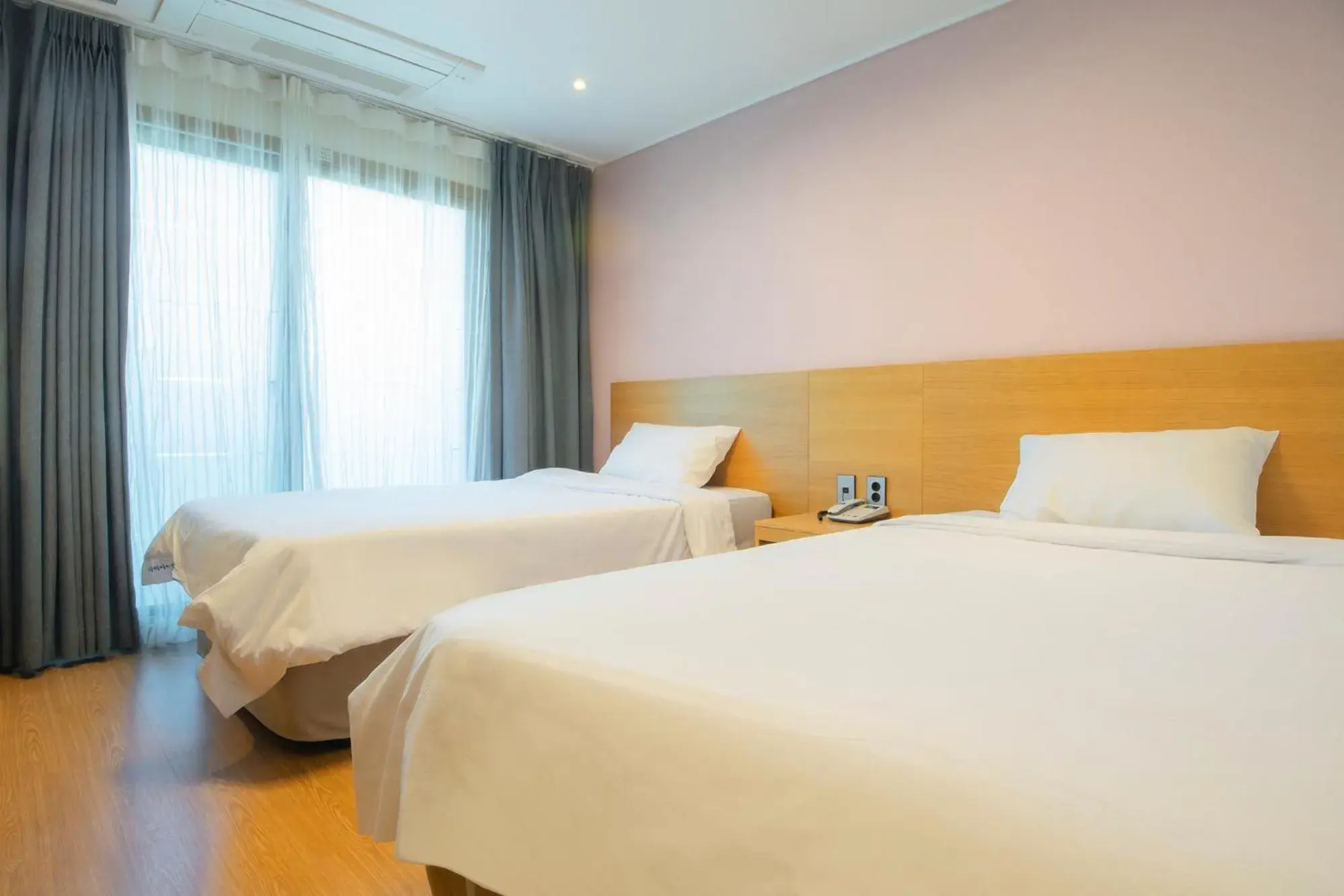 Bed in Sims Hotel Bed in Sims Hotel