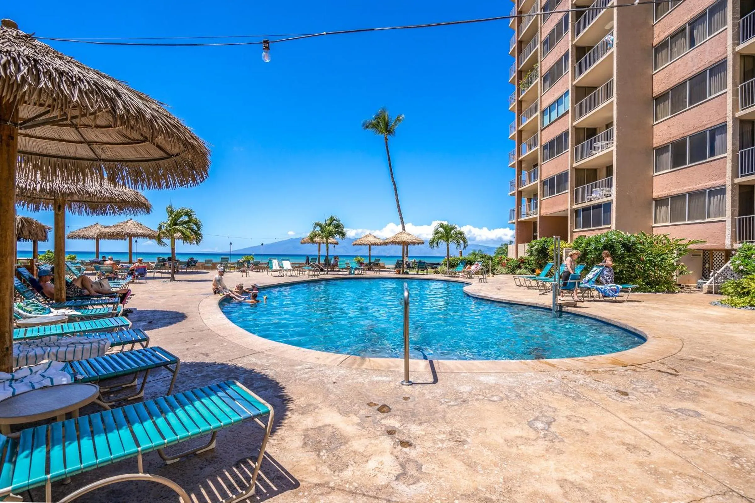 Swimming pool in Royal Kahana 920