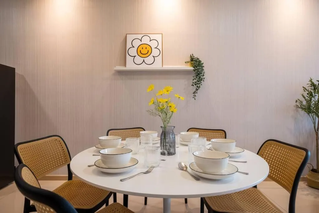 Dining area in Blissful Cottage@FeelHome/2BR,7pax,MRT 中文房东