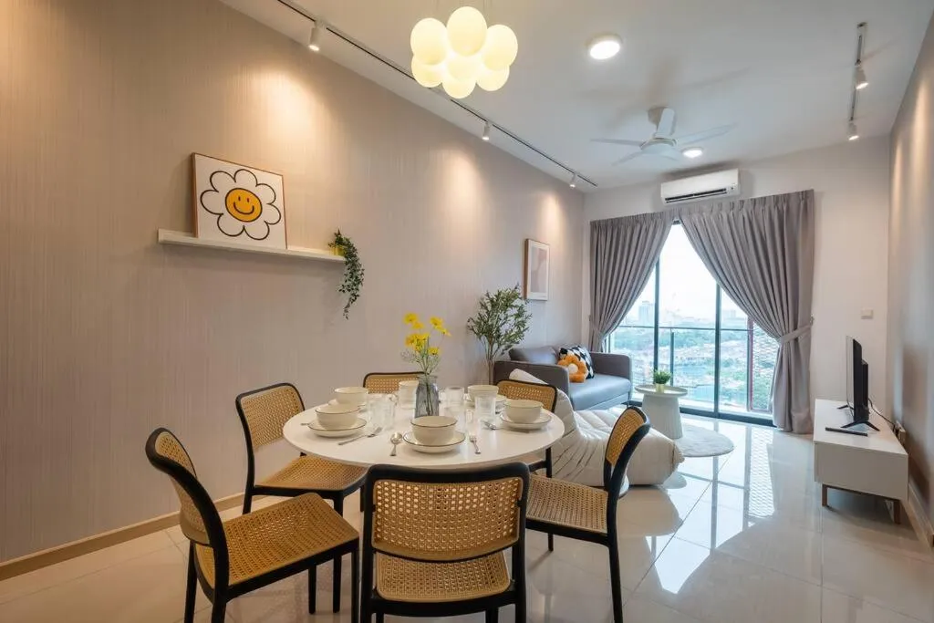 Dining area in Blissful Cottage@FeelHome/2BR,7pax,MRT 中文房东