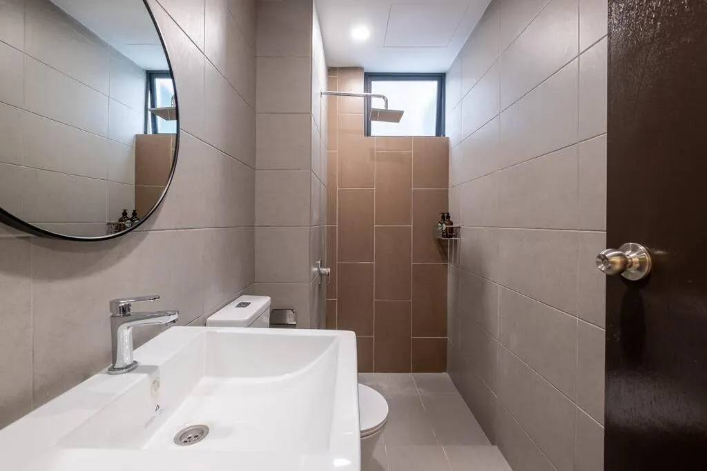 Bathroom in Blissful Cottage@FeelHome/2BR,7pax,MRT 中文房东