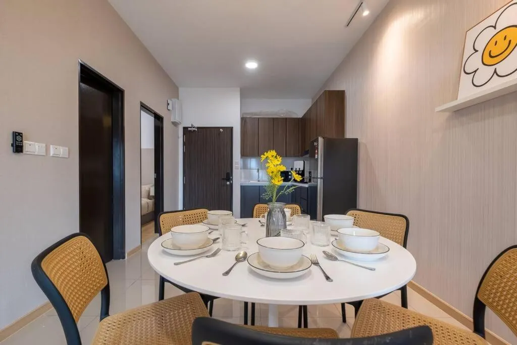 Dining area in Blissful Cottage@FeelHome/2BR,7pax,MRT 中文房东
