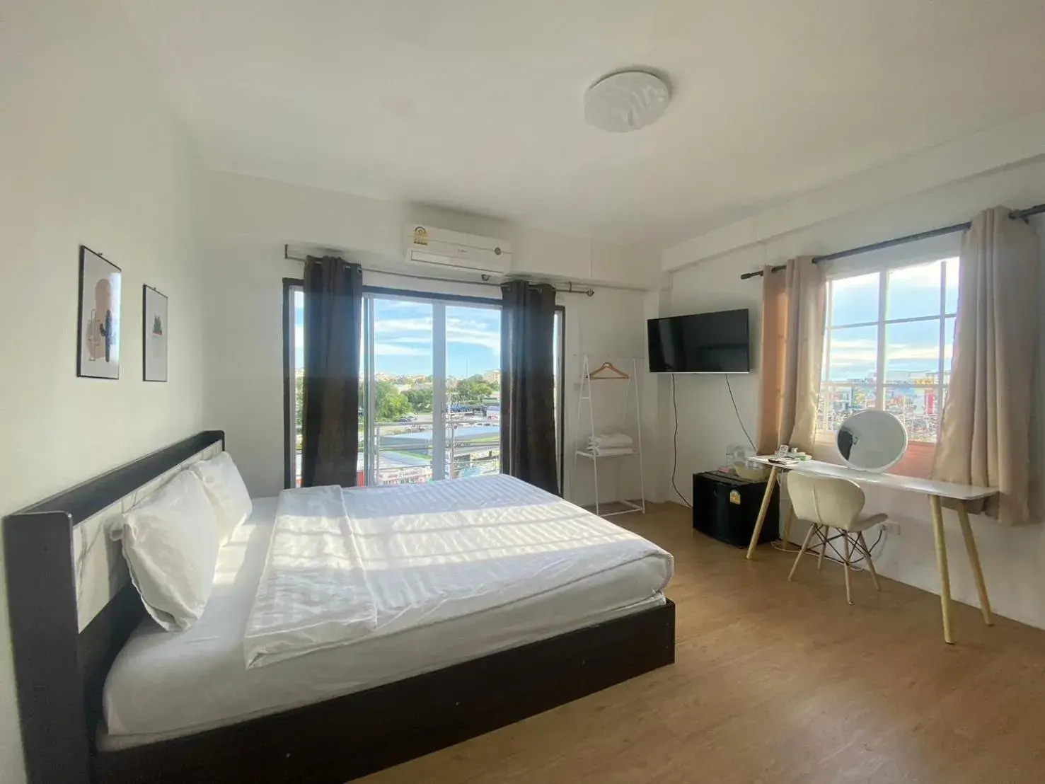 Bedroom, Bed in Grand Bangsaen Hotel Bedroom, Bed in Grand Bangsaen Hotel