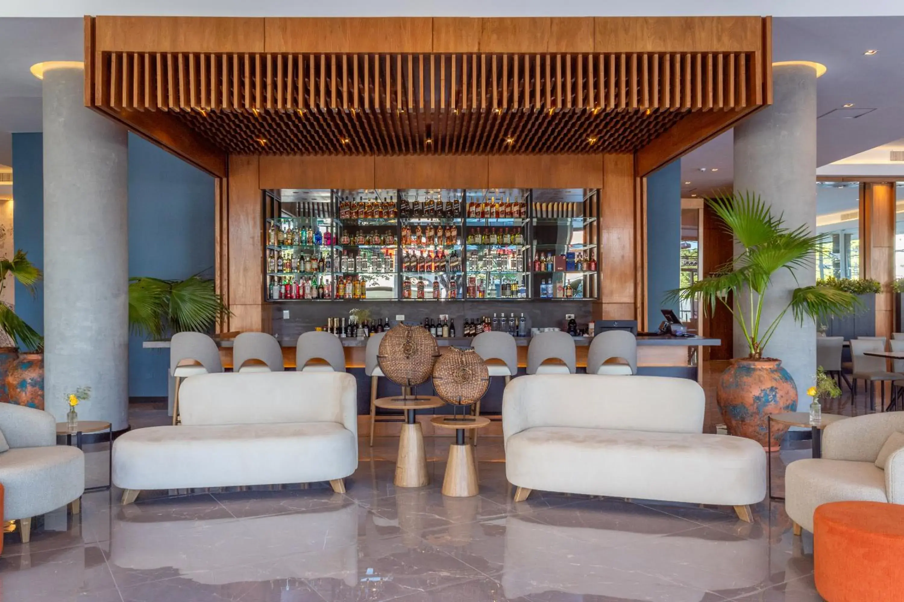 Lounge or bar in Tryp by Wyndham Asuncion Lounge or bar in Tryp by Wyndham Asuncion