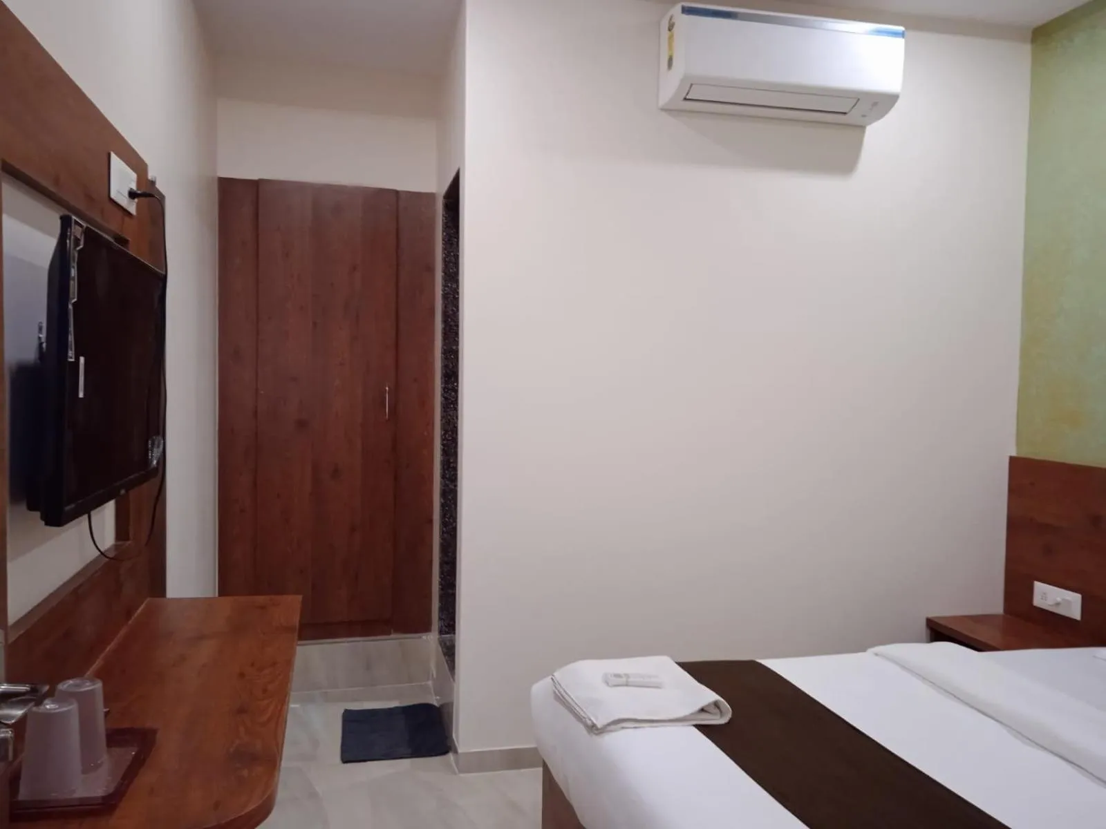 Bed in Hotel Raheja Residency