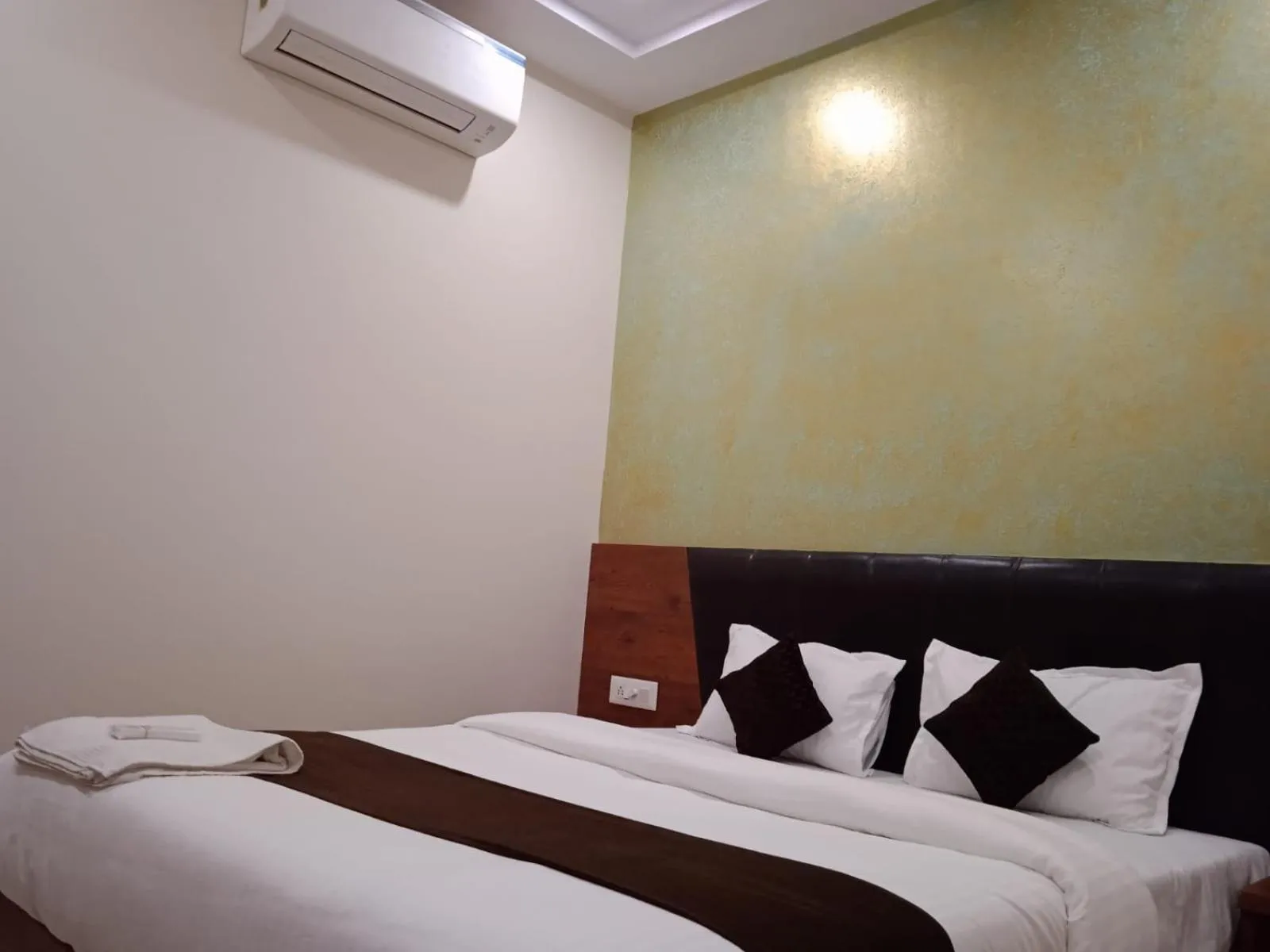 Bed in Hotel Raheja Residency