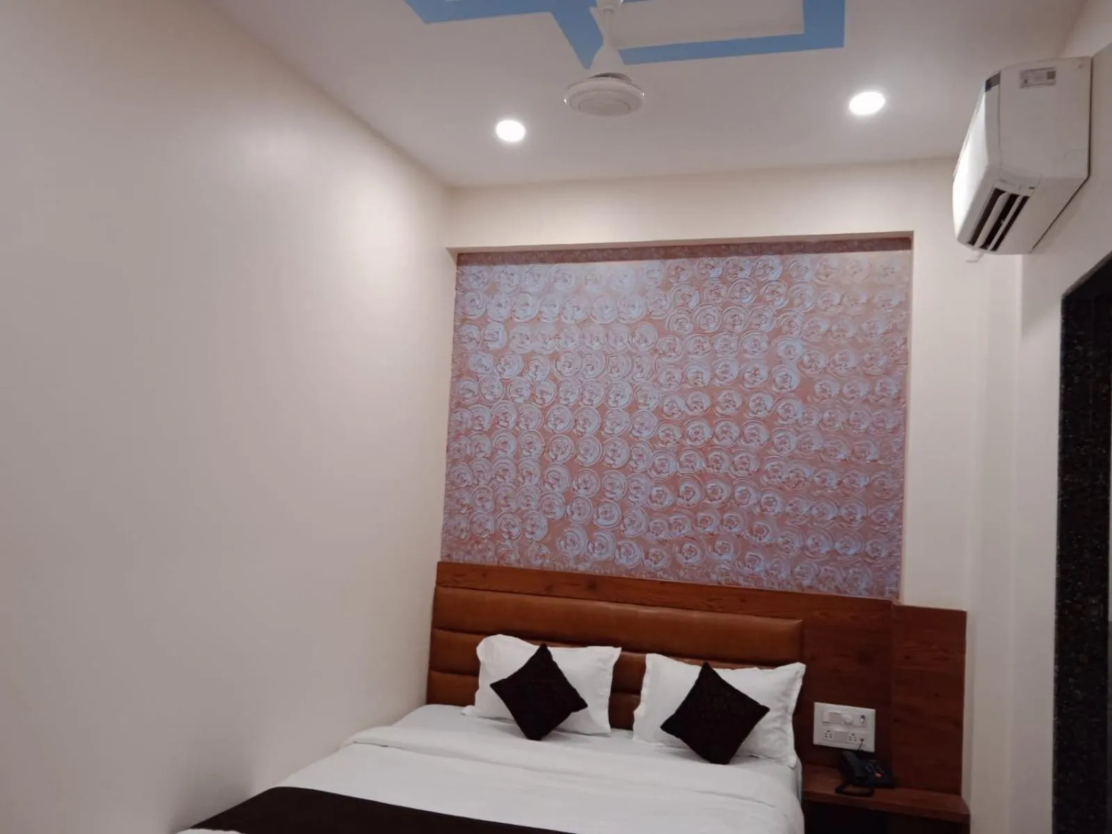 Bed in Hotel Raheja Residency