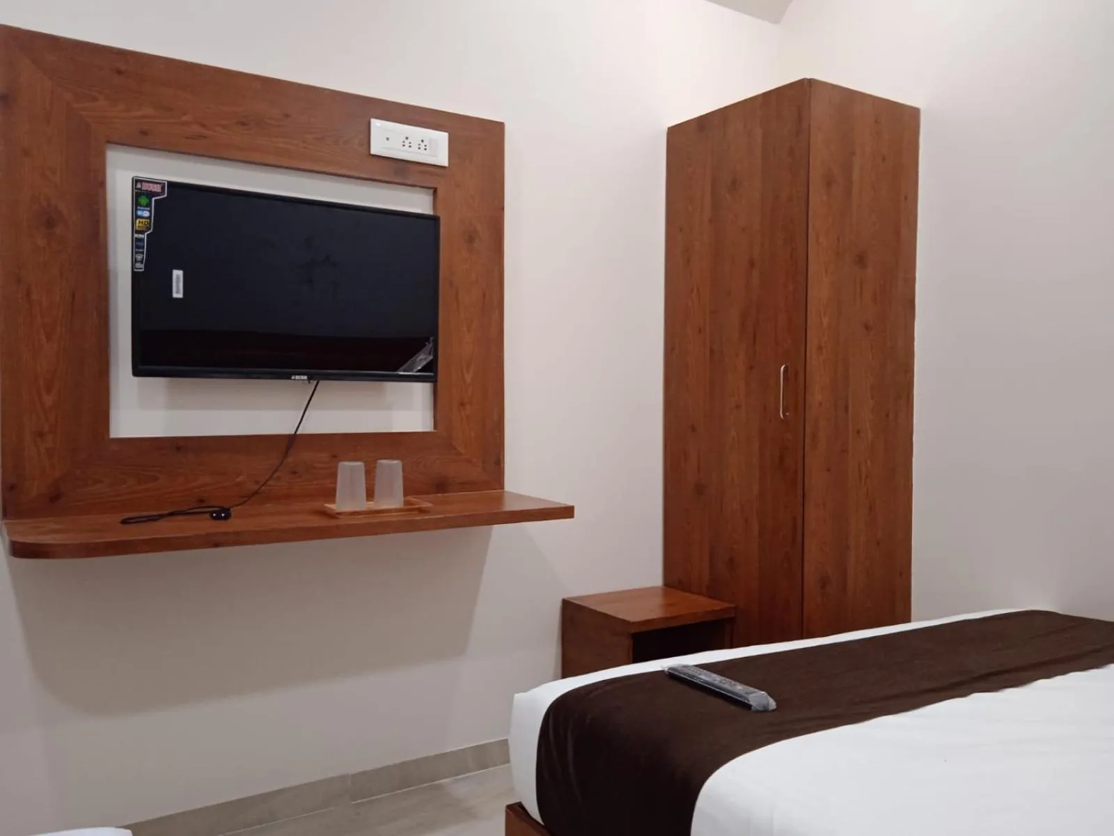 Communal lounge/ TV room, Bed in Hotel Raheja Residency