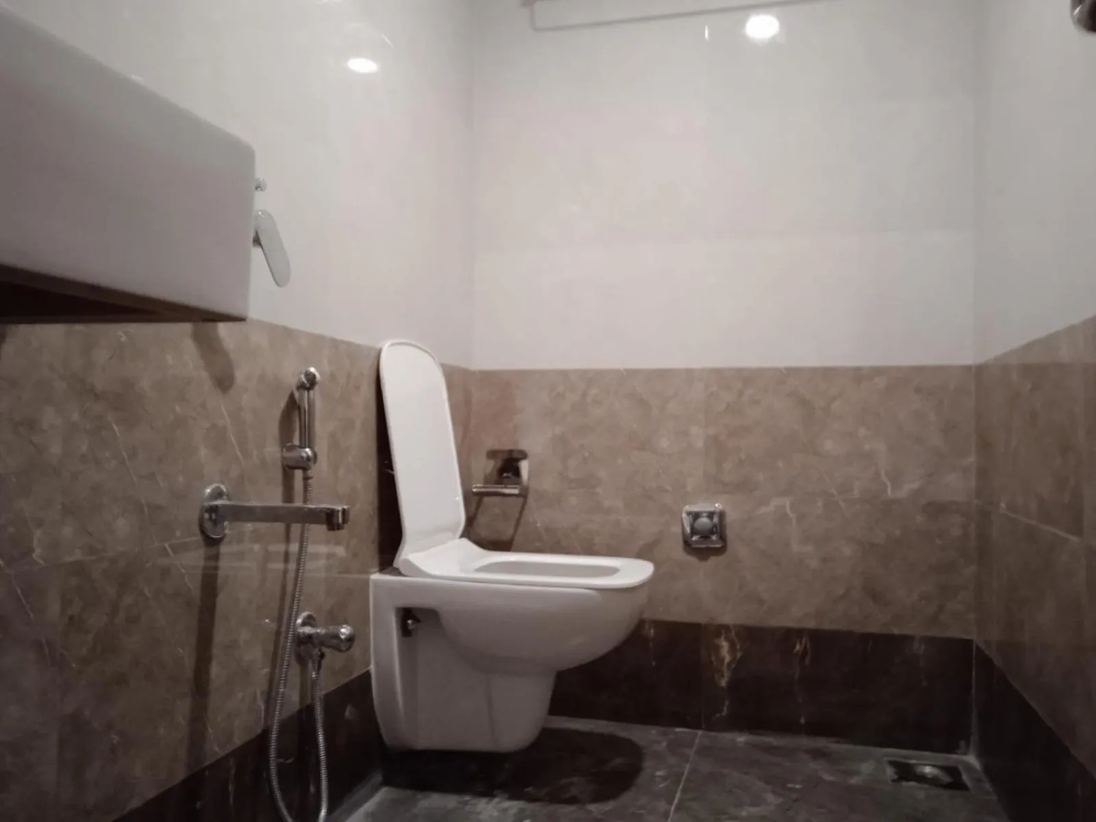 Shower in Hotel Raheja Residency
