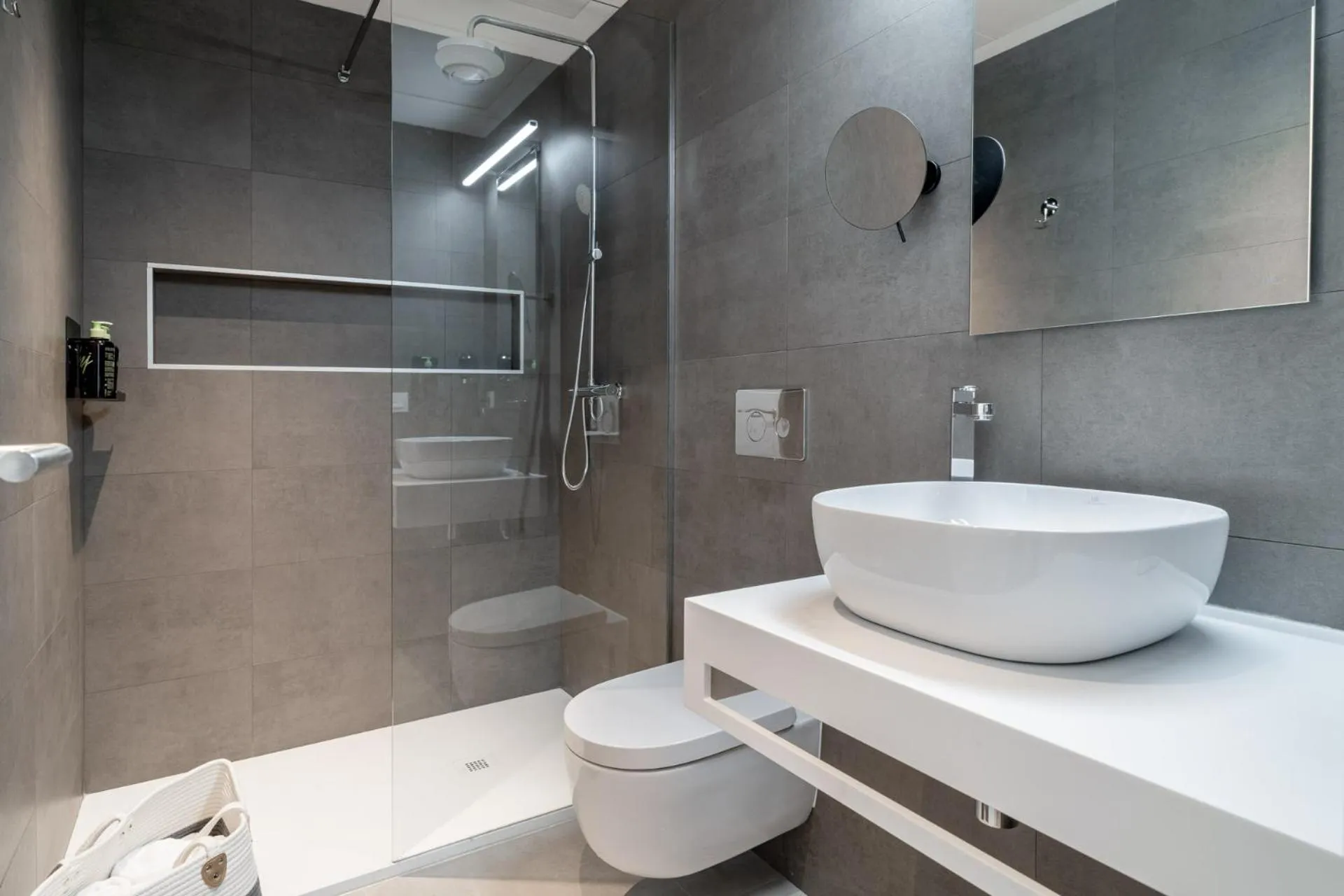 Shower in Limehome Sevilla Ronda de Capuchinos