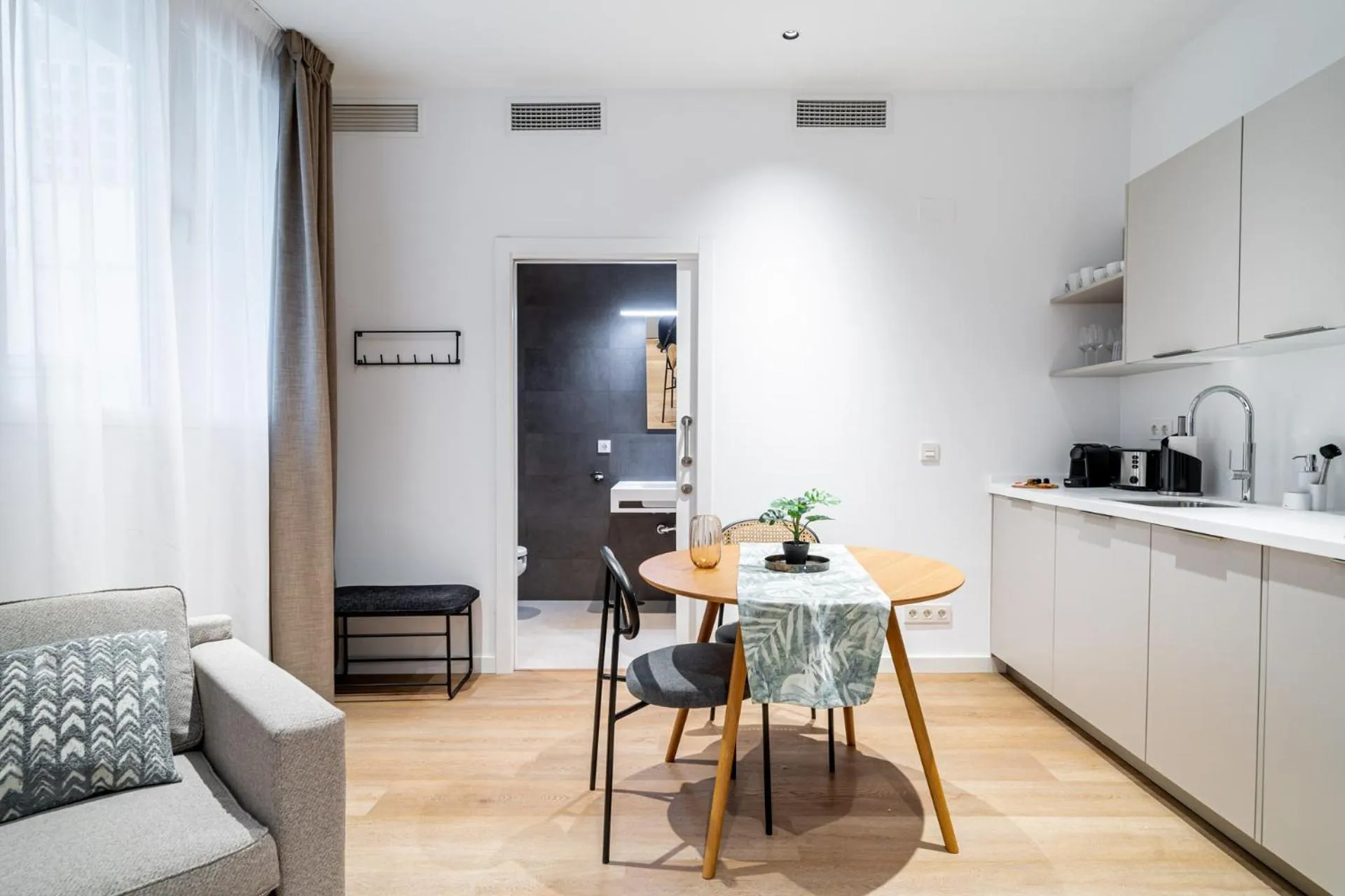 Kitchen or kitchenette in Limehome Sevilla Ronda de Capuchinos