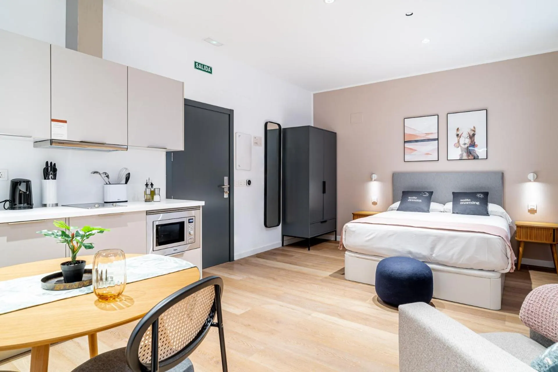 Bed in Limehome Sevilla Ronda de Capuchinos