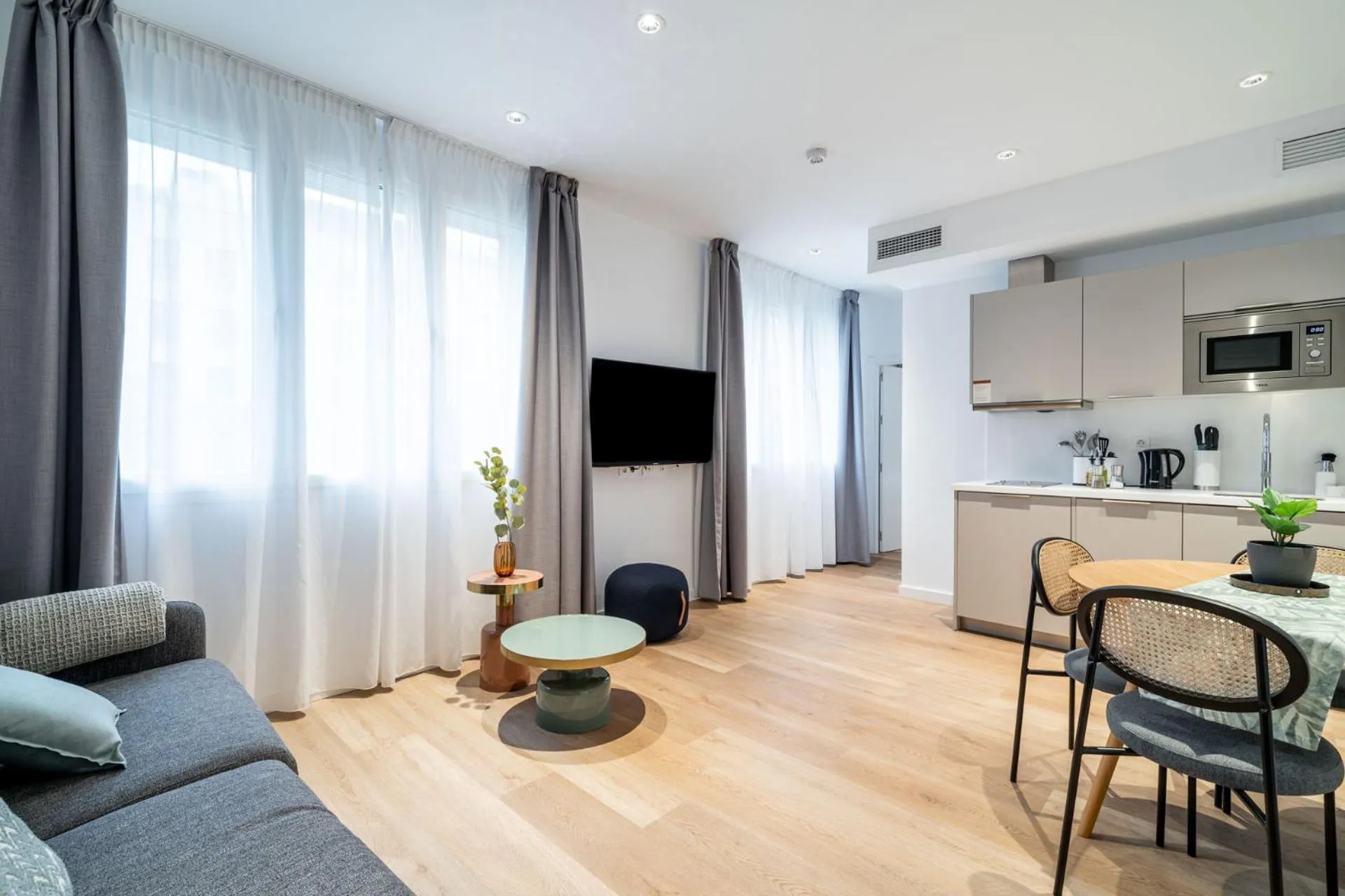 TV and multimedia in Limehome Sevilla Ronda de Capuchinos